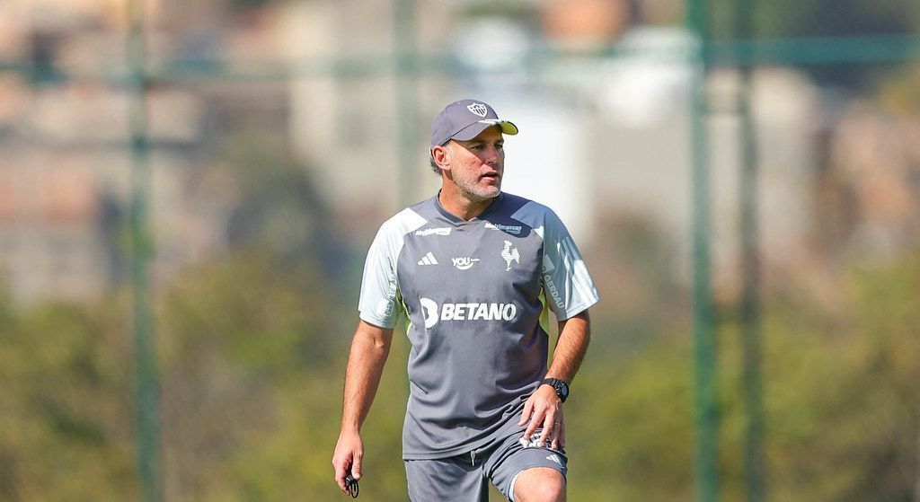 Meio-campista se recupera de lesão e vira opção para Milito no Atlético
