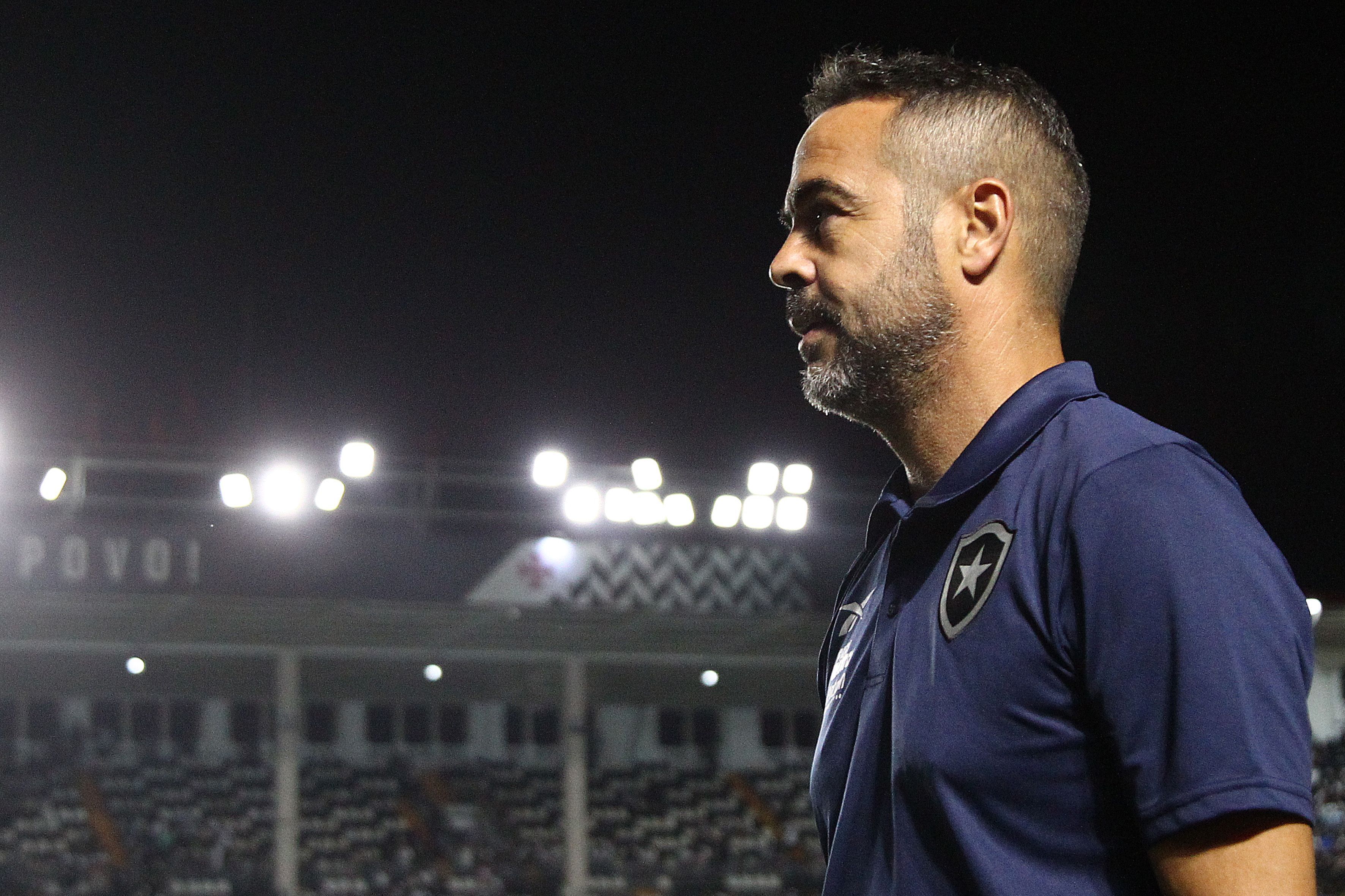 Técnico do Botafogo dispara contra arbitragem no clássico contra o Vasco