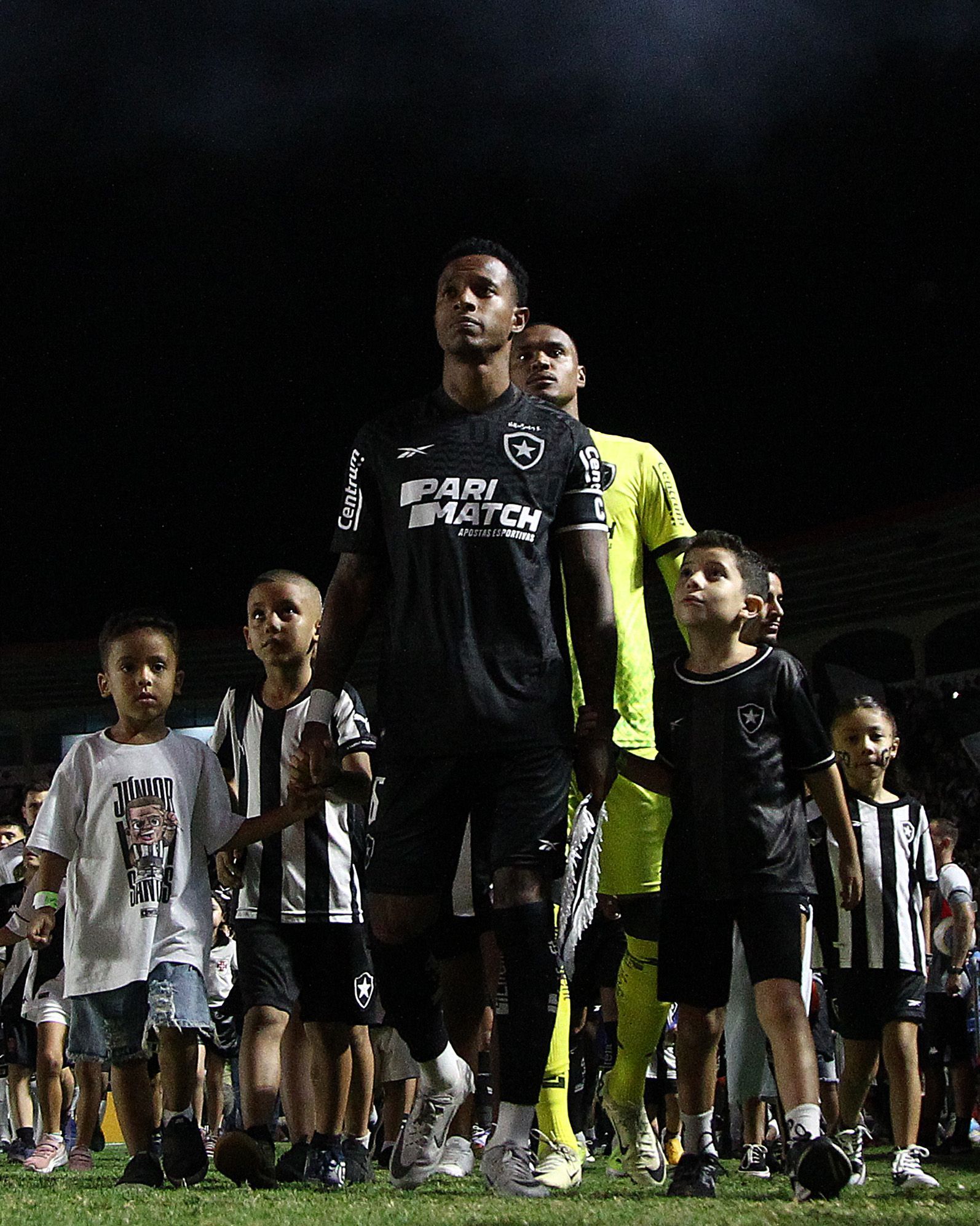Tchê Tchê, do Botafogo, recebe pontos na perna após entrada de Hugo Moura