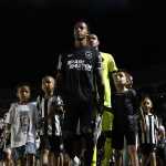 Tchê Tchê, do Botafogo, recebe pontos na perna após entrada de Hugo Moura