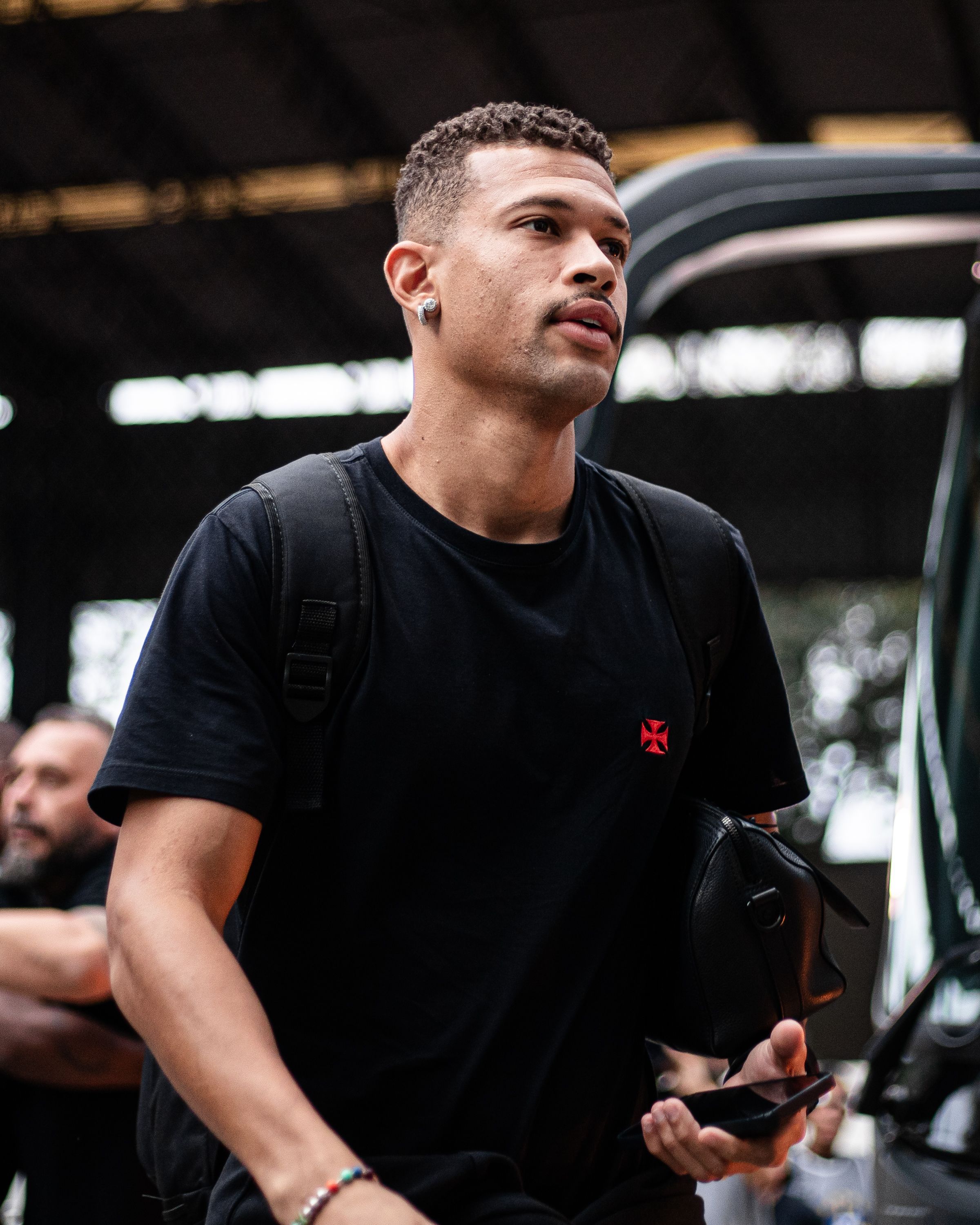 Zagueiro do Vasco sofre lesão no ligamento do joelho direito