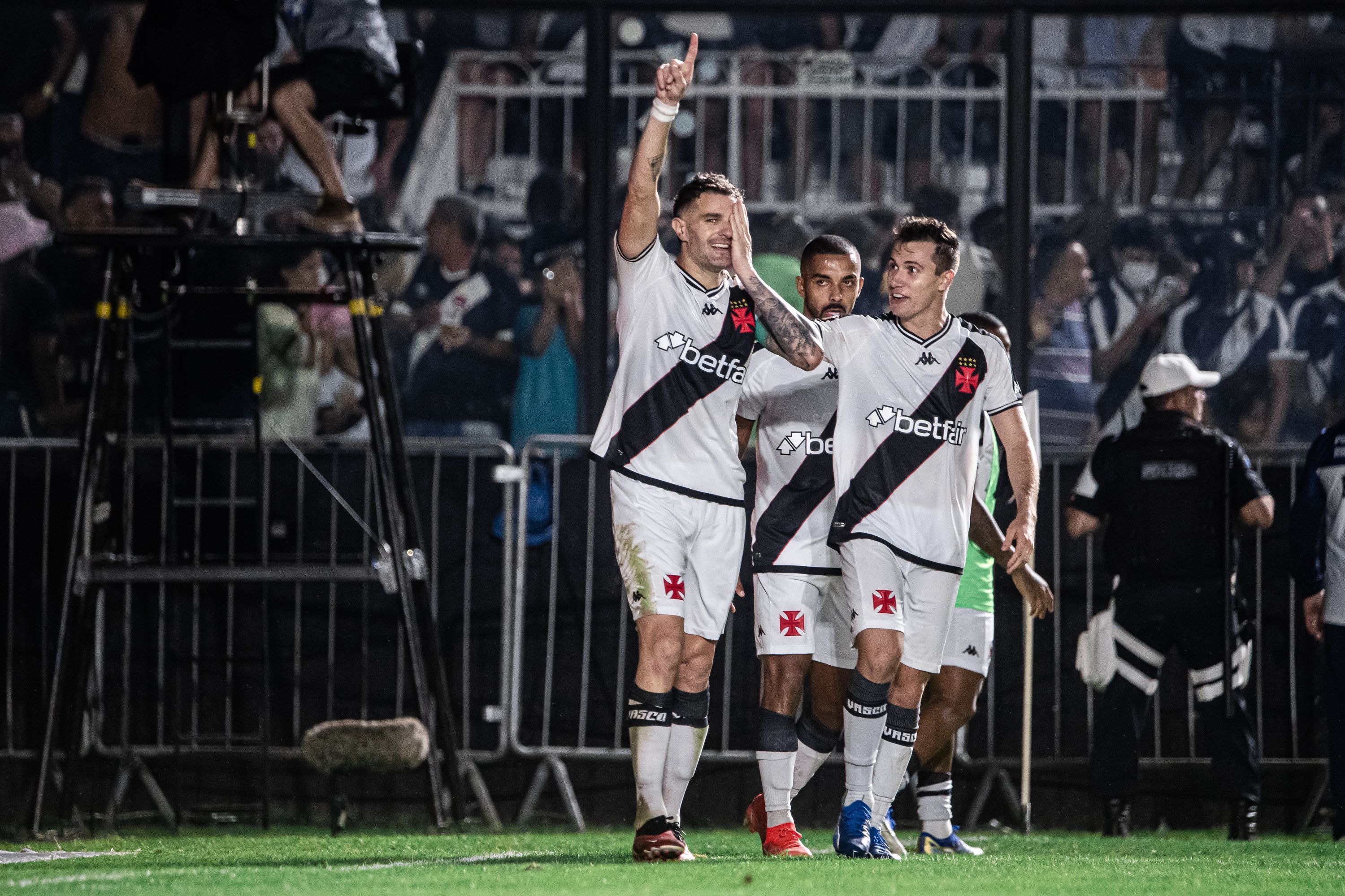Vasco visita o Atlético-GO, pela Série A, em busca de recorde de vitórias consecutivas