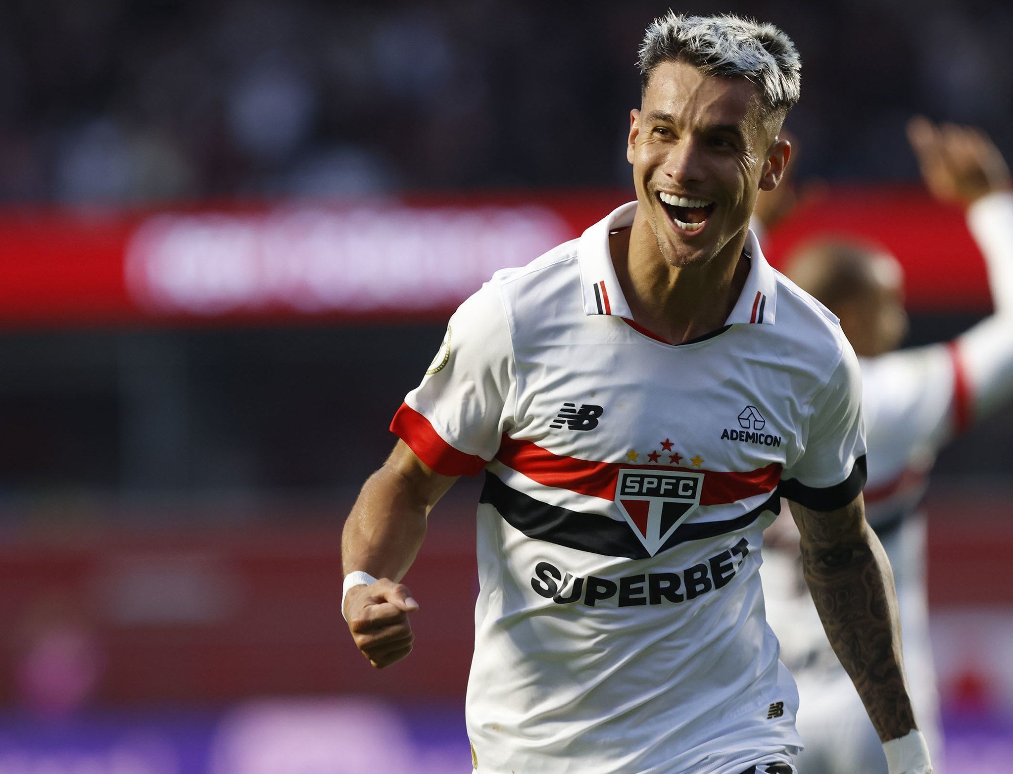 Grêmio vai à CNRD por dívida atrasada do São Paulo pela compra de Ferreira