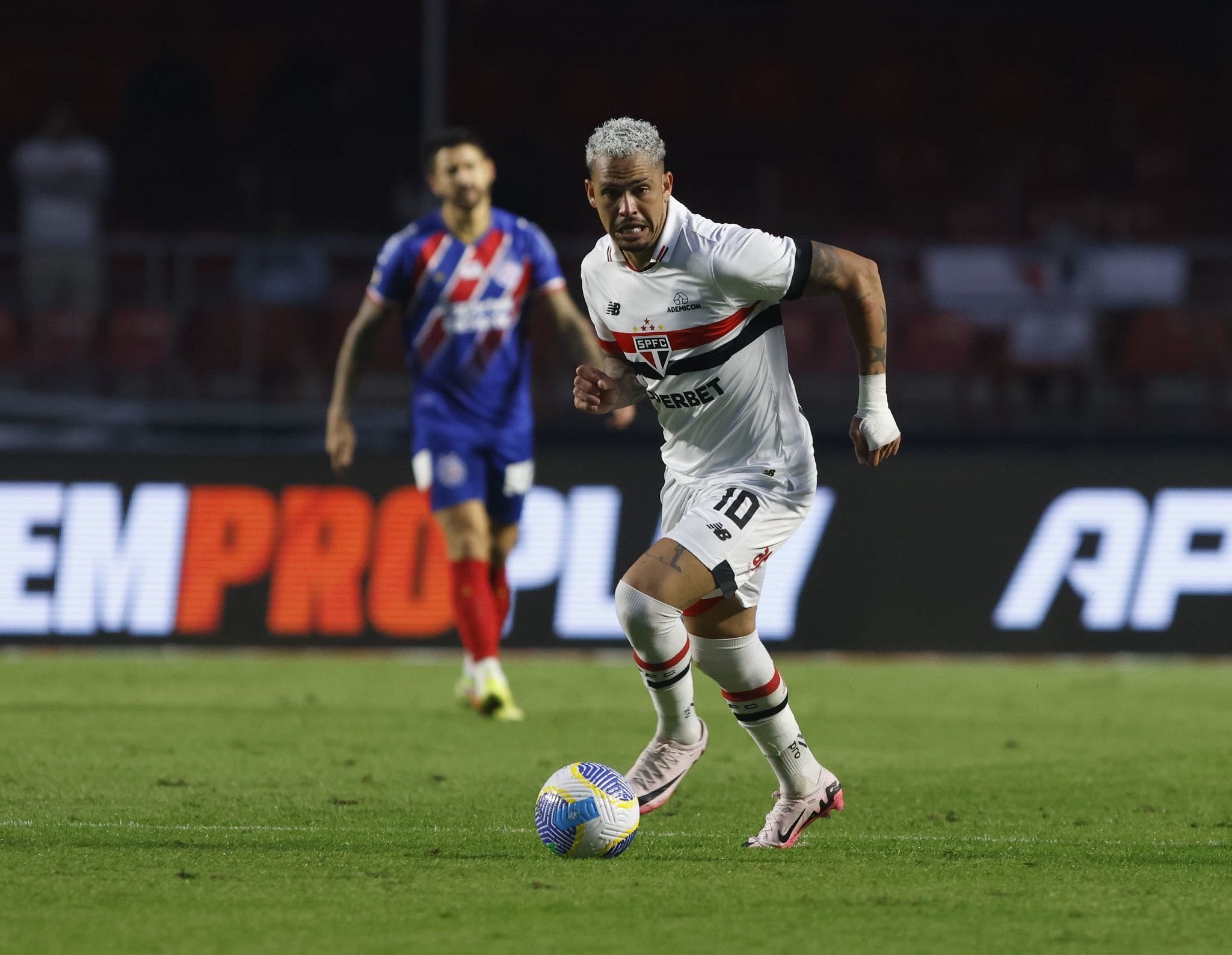 Destaque do São Paulo recebe terceiro cartão amarelo e vira desfalque na Série A