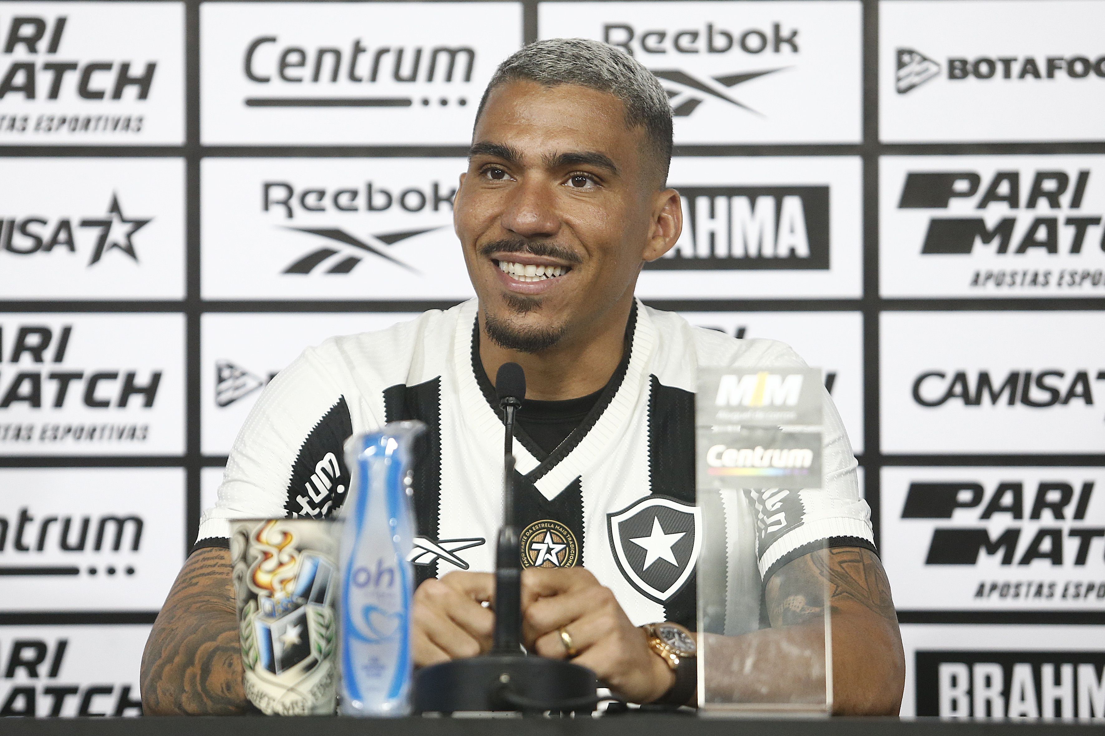 Allan chega ao Botafogo e se arrepia ao pensar em estreia pelo clube de coração