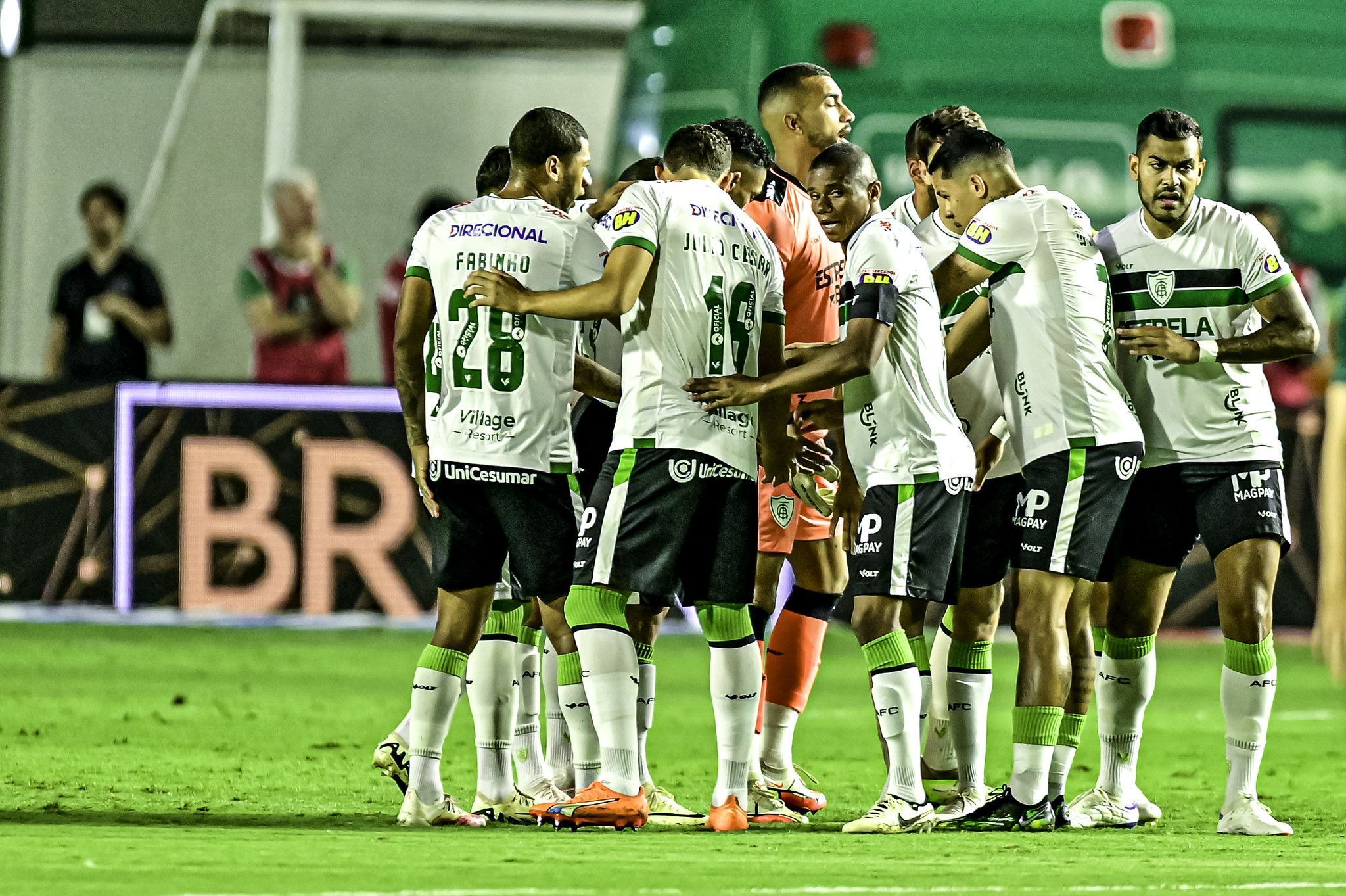 Zagueiros do América sofrem lesões e podem manter grande lista de desfalques
