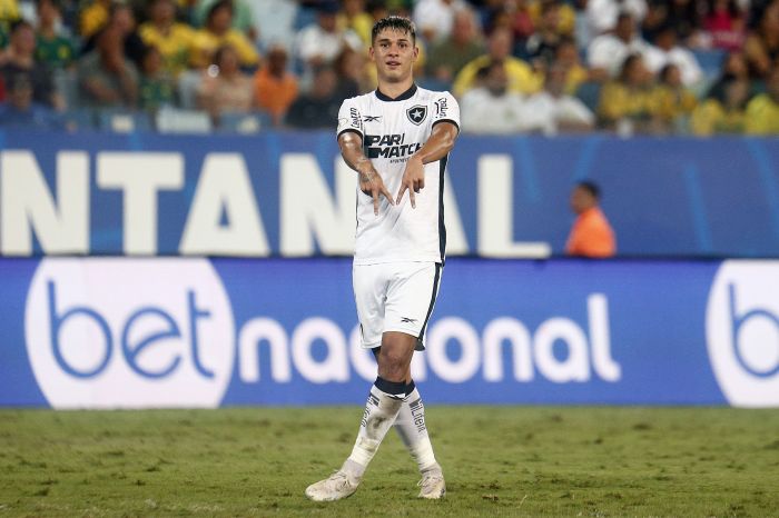 Mateo Ponte comemora o gol do Botafogo diante do Cuiabá