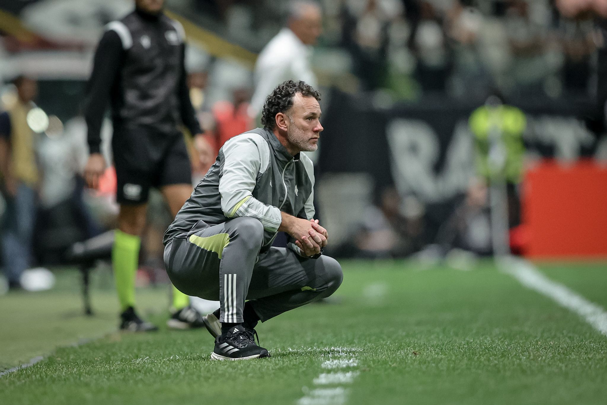 Milito admite preocupação com fragilidade defensiva do Atlético