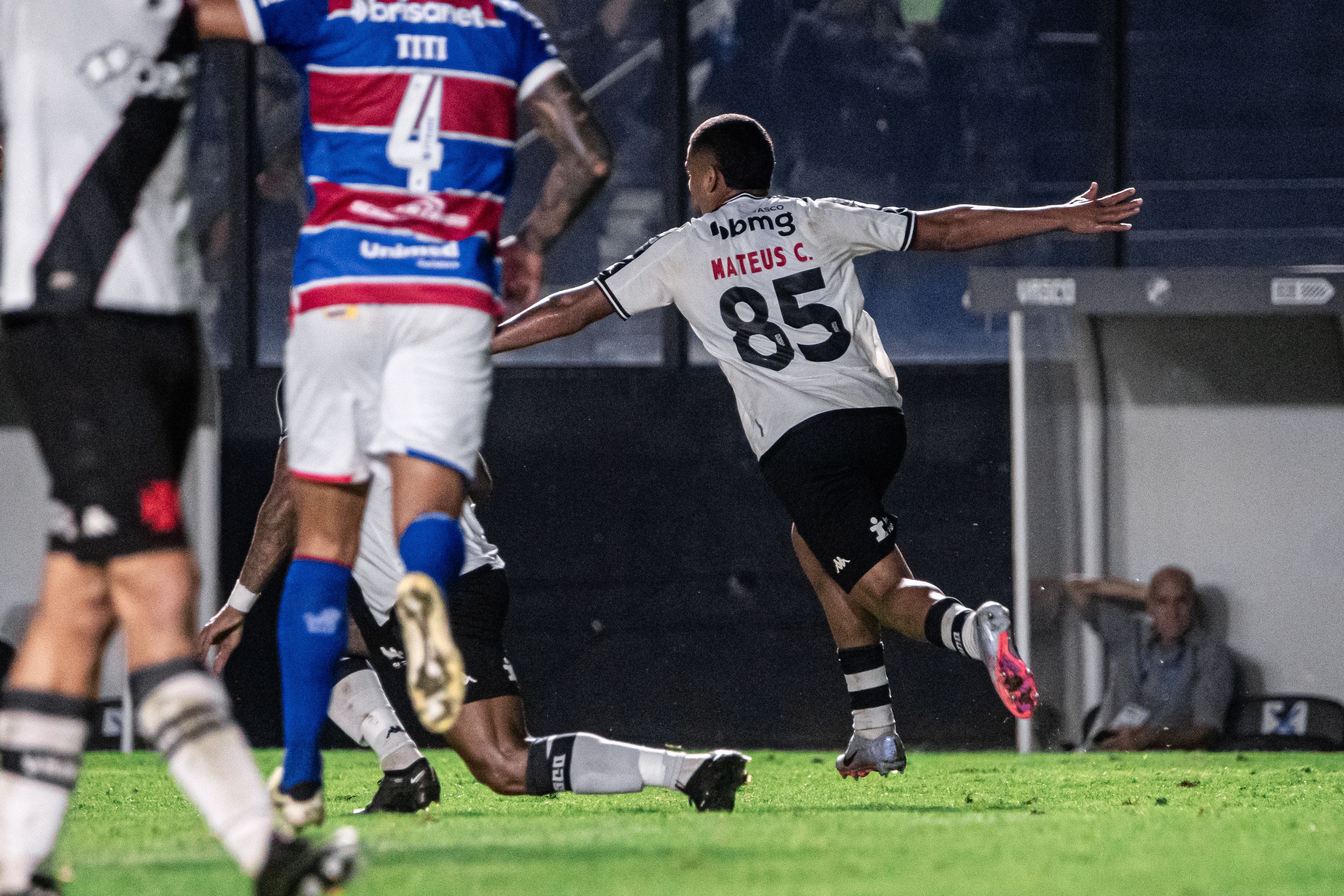 Vasco aproveita superioridade numérica e vence o Fortaleza pelo Brasileiro