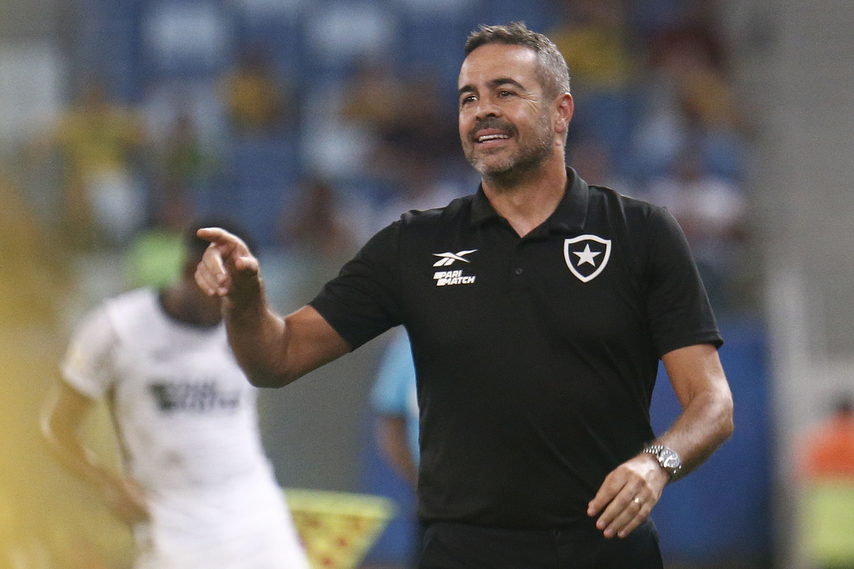 Artur Jorge exalta coletivo do Botafogo e comenta chegada de reforços