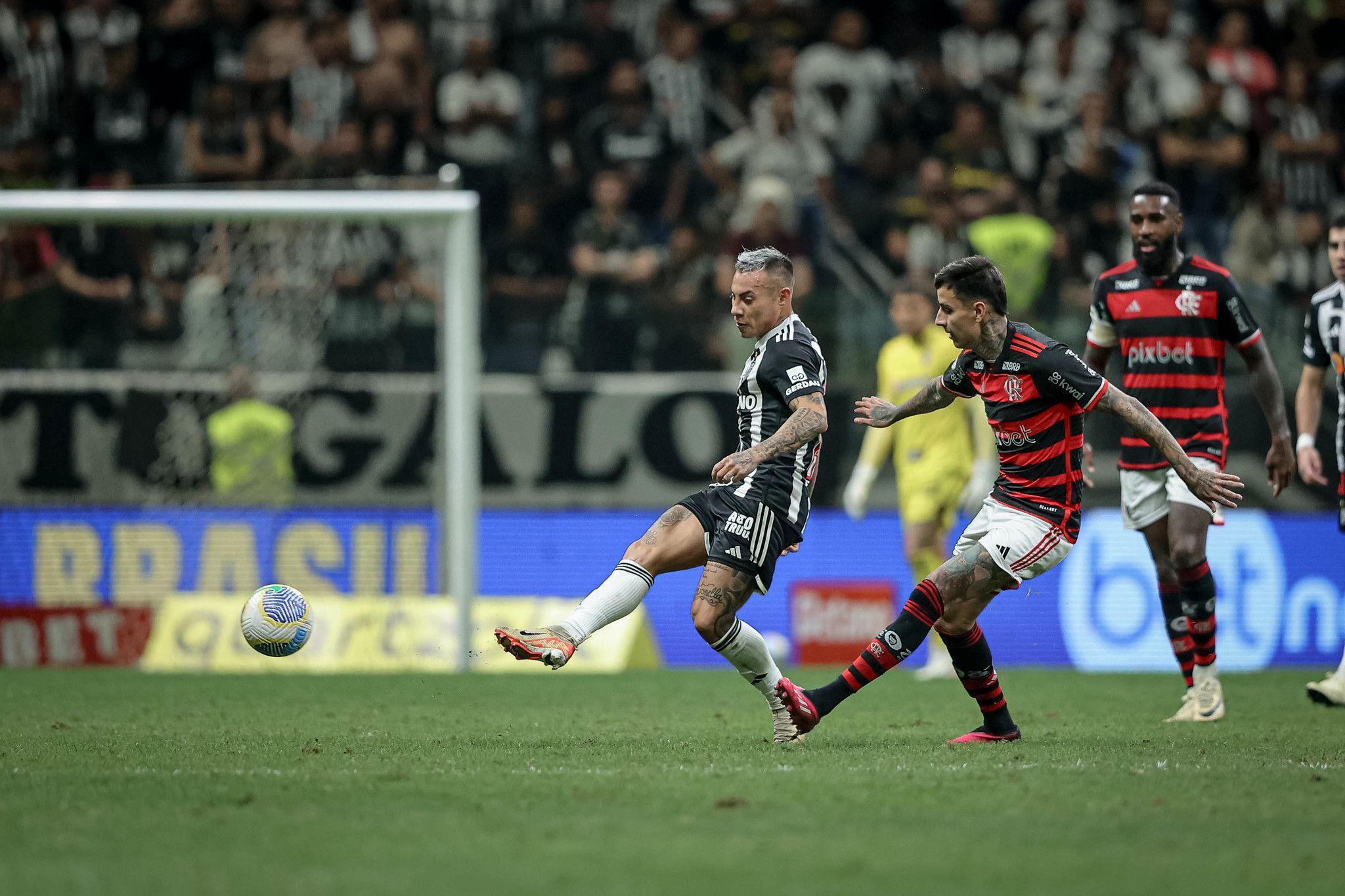 Atlético x Flamengo: CBF divulga áudios do VAR em lances de pênalti e expulsão