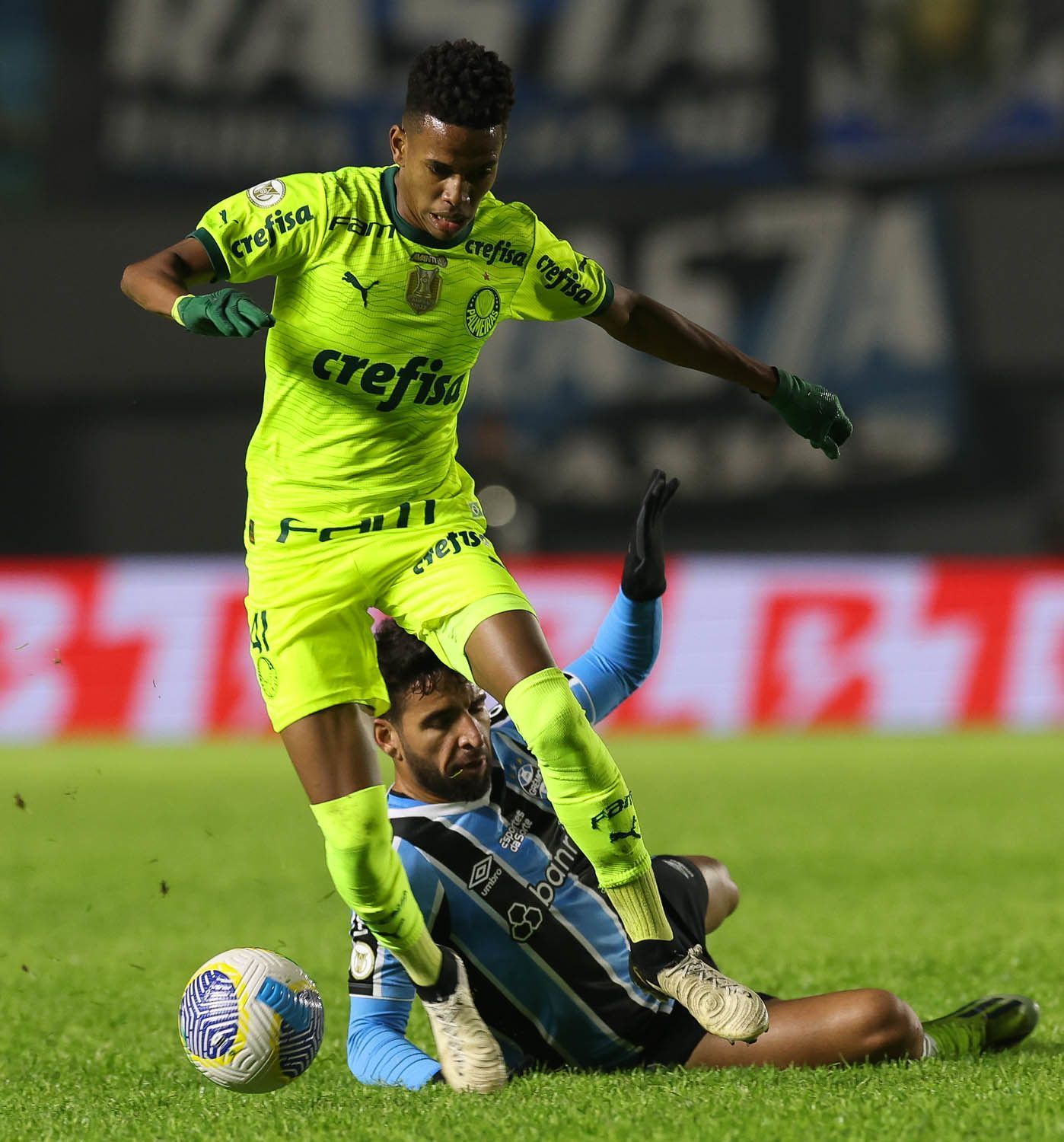 Estêvão marca golaço, lidera Palmeiras contra Grêmio e avalia empate 'relâmpago'