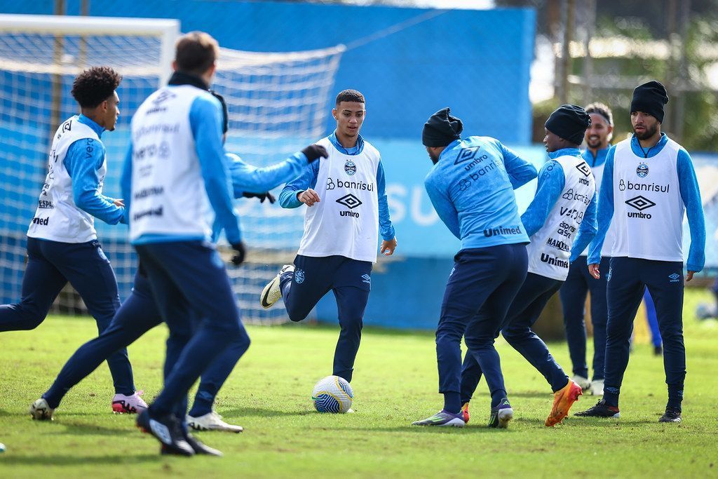 Sob pressão, elenco do Grêmio vê show de humor antes de jogo com o Cruzeiro