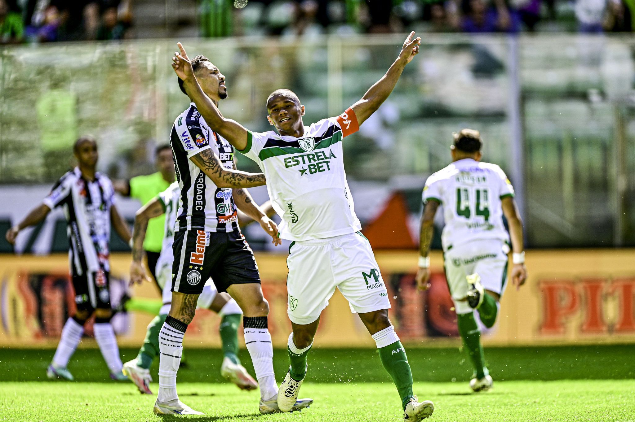 As reações dos jogadores do América após a vitória sobre o Operário-PR na Série B