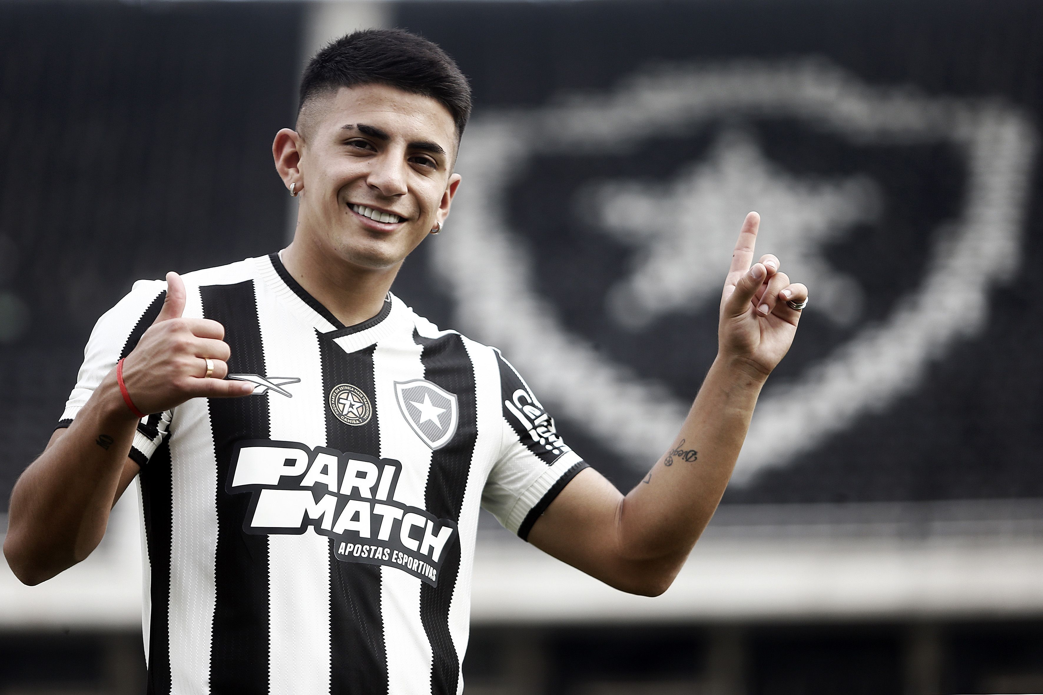 Thiago Almada é apresentado no Botafogo e sonha com a Libertadores