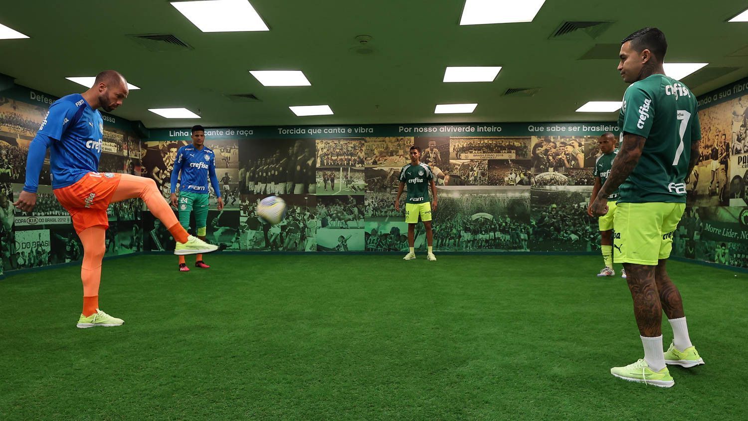 Sem jogar e cabisbaixo, Dudu demonstra abatimento no Palmeiras
