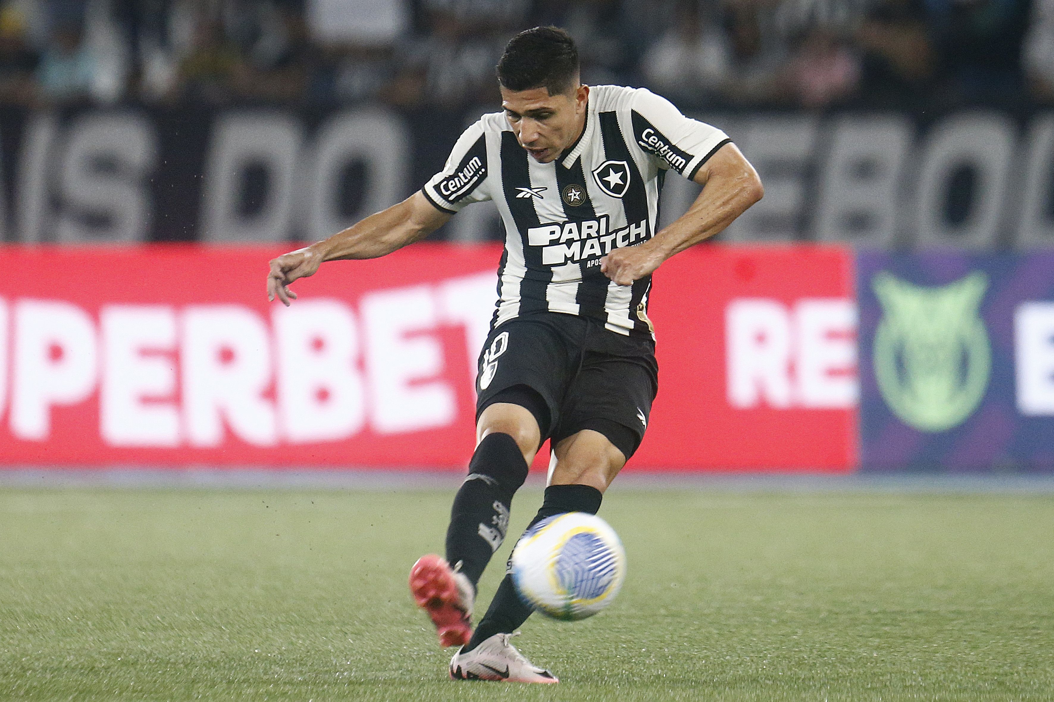 Botafogo se isola como time com mais gols de fora da área: 'Variedade'