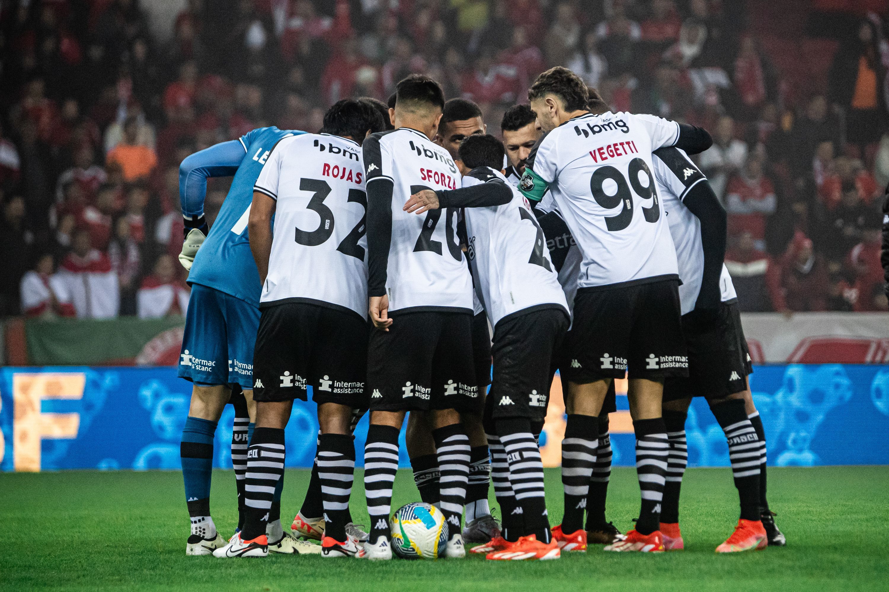 Após Coutinho, Vasco busca mais reforços na janela de transferências
