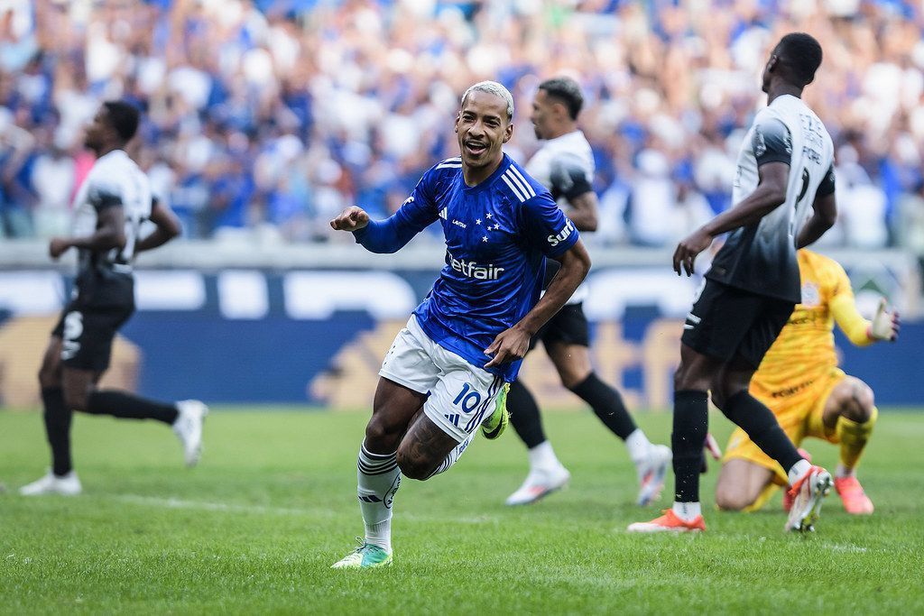 Cruzeiro atropela Corinthians em Mineirão lotado e sobe na tabela do Brasileiro
