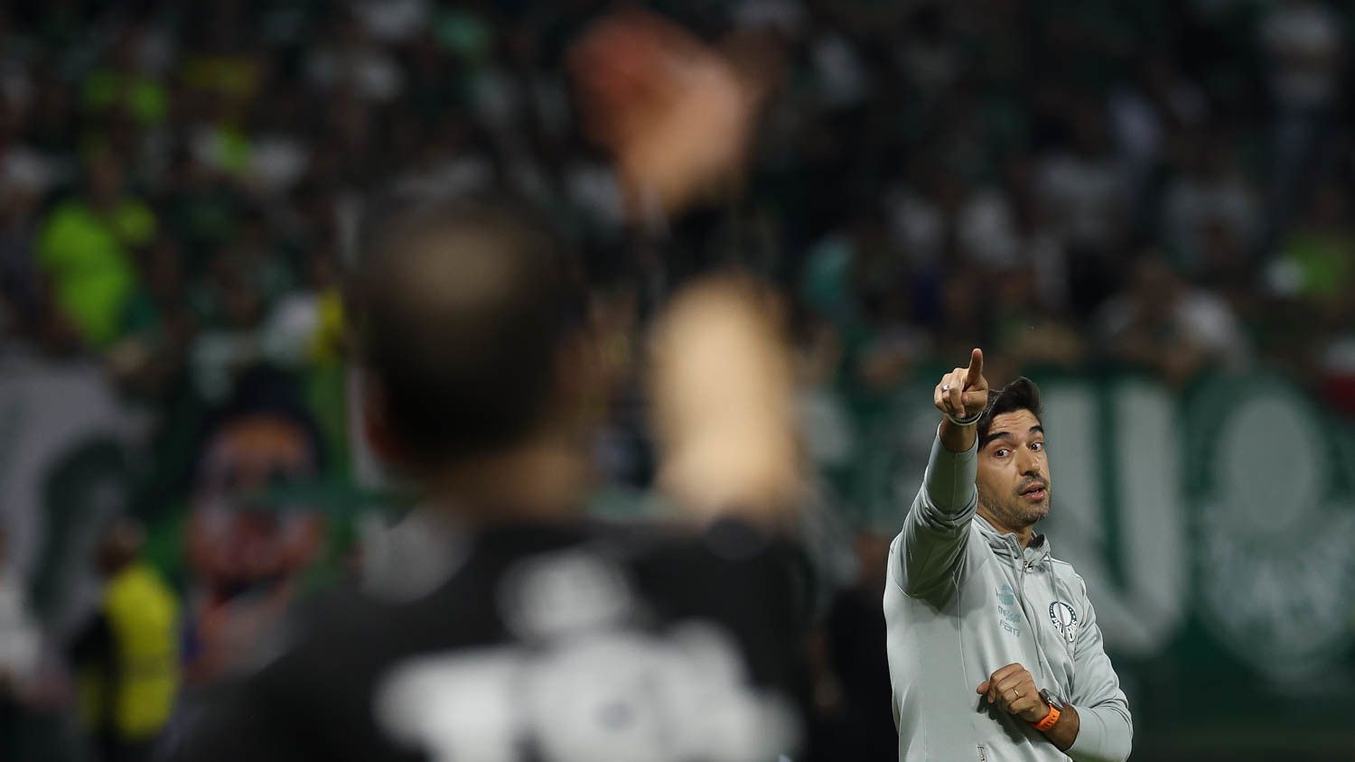 Abel reage à chance de troca entre Dudu, do Palmeiras, e Gabigol, do Flamengo