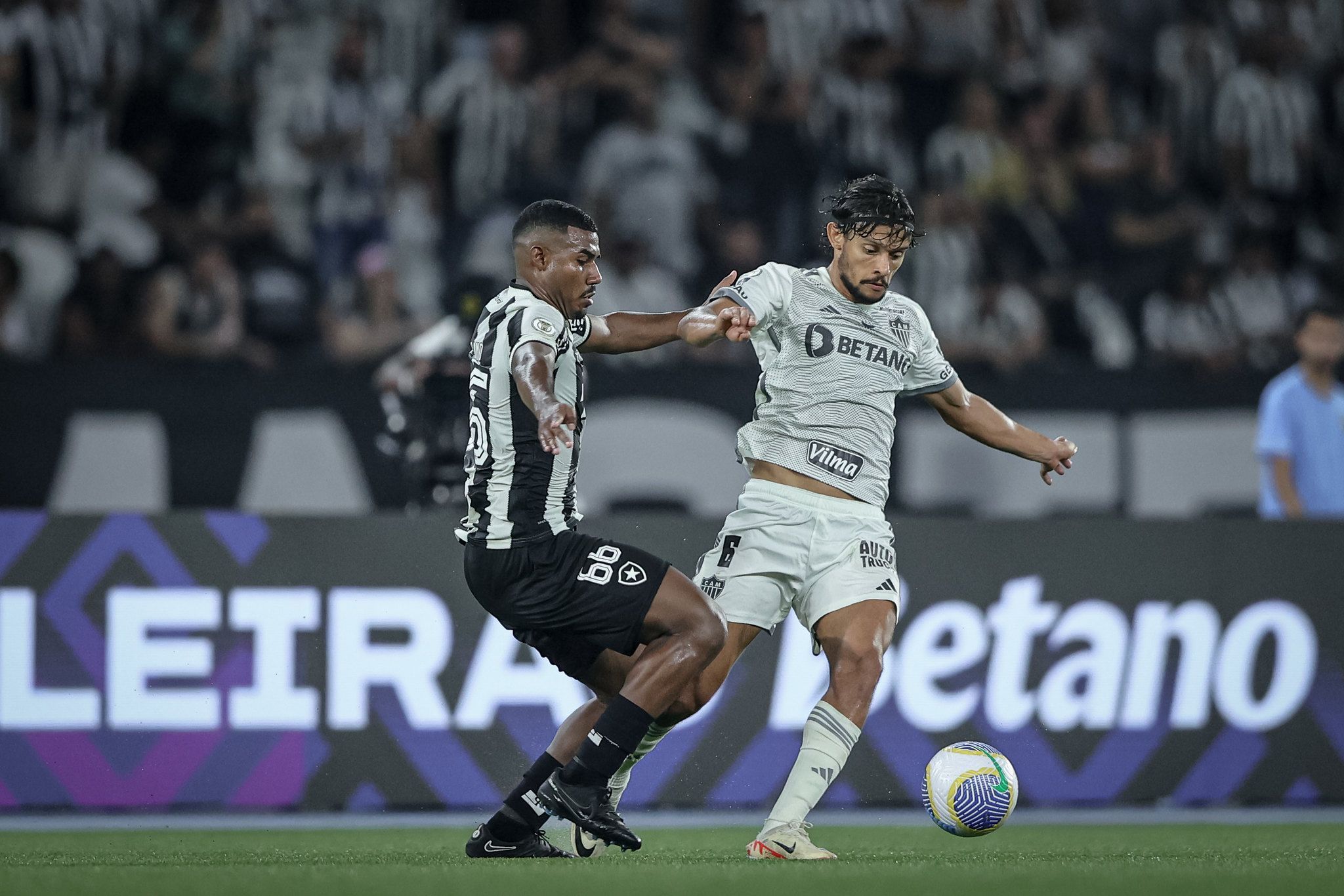 Insatisfeito com arbitragem, Scarpa, do Atlético, ironiza empresa contratada pelo Botafogo