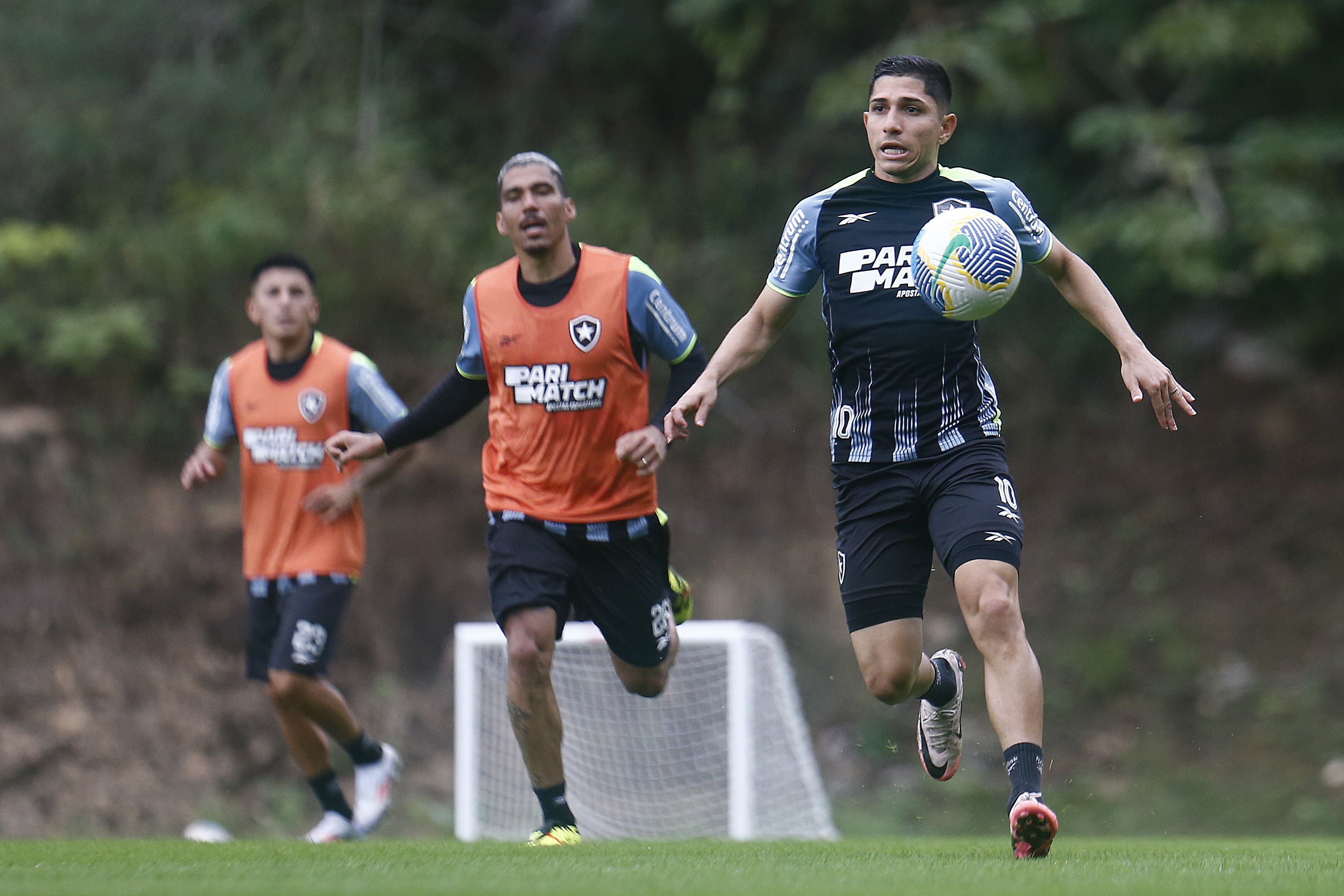 Baixas e dúvidas: Botafogo finaliza preparação para jogo contra o Vitória