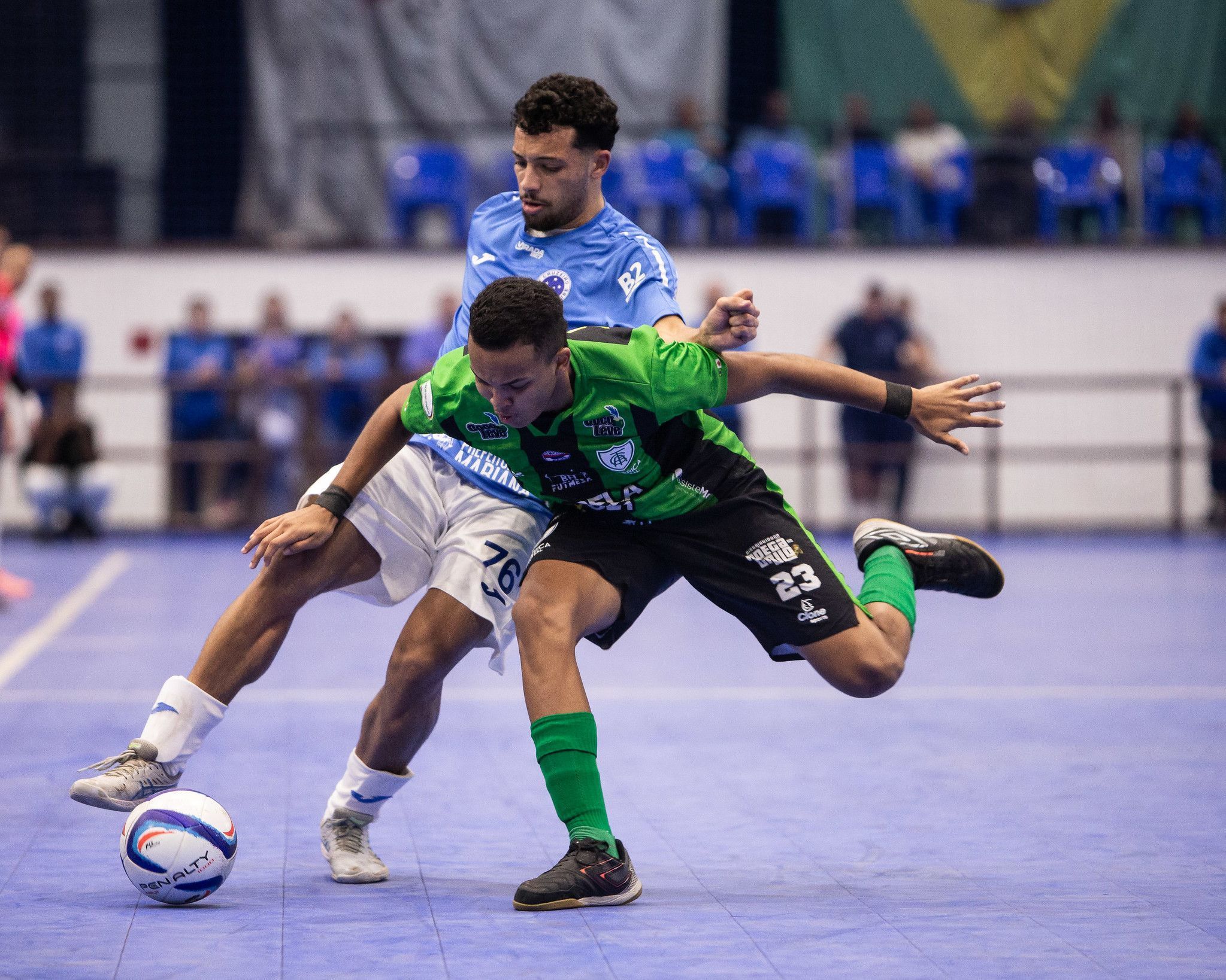 Cruzeiro x América no futsal tem críticas à arbitragem e pancadaria; clubes se posicionam