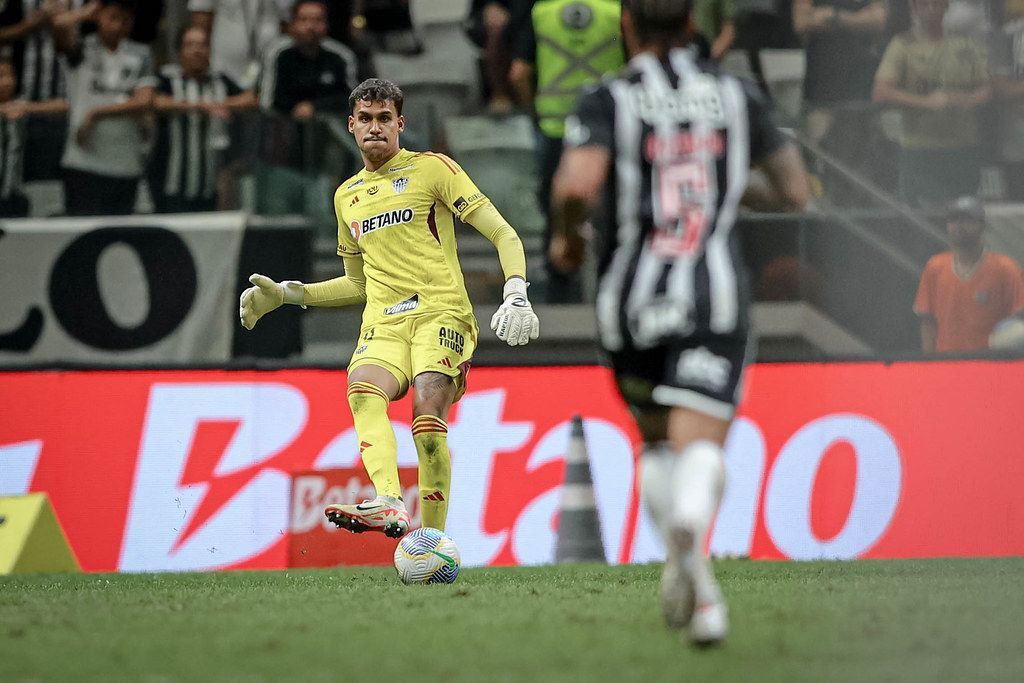 Sem Everson, Matheus Mendes responde se Atlético precisa contratar novo goleiro