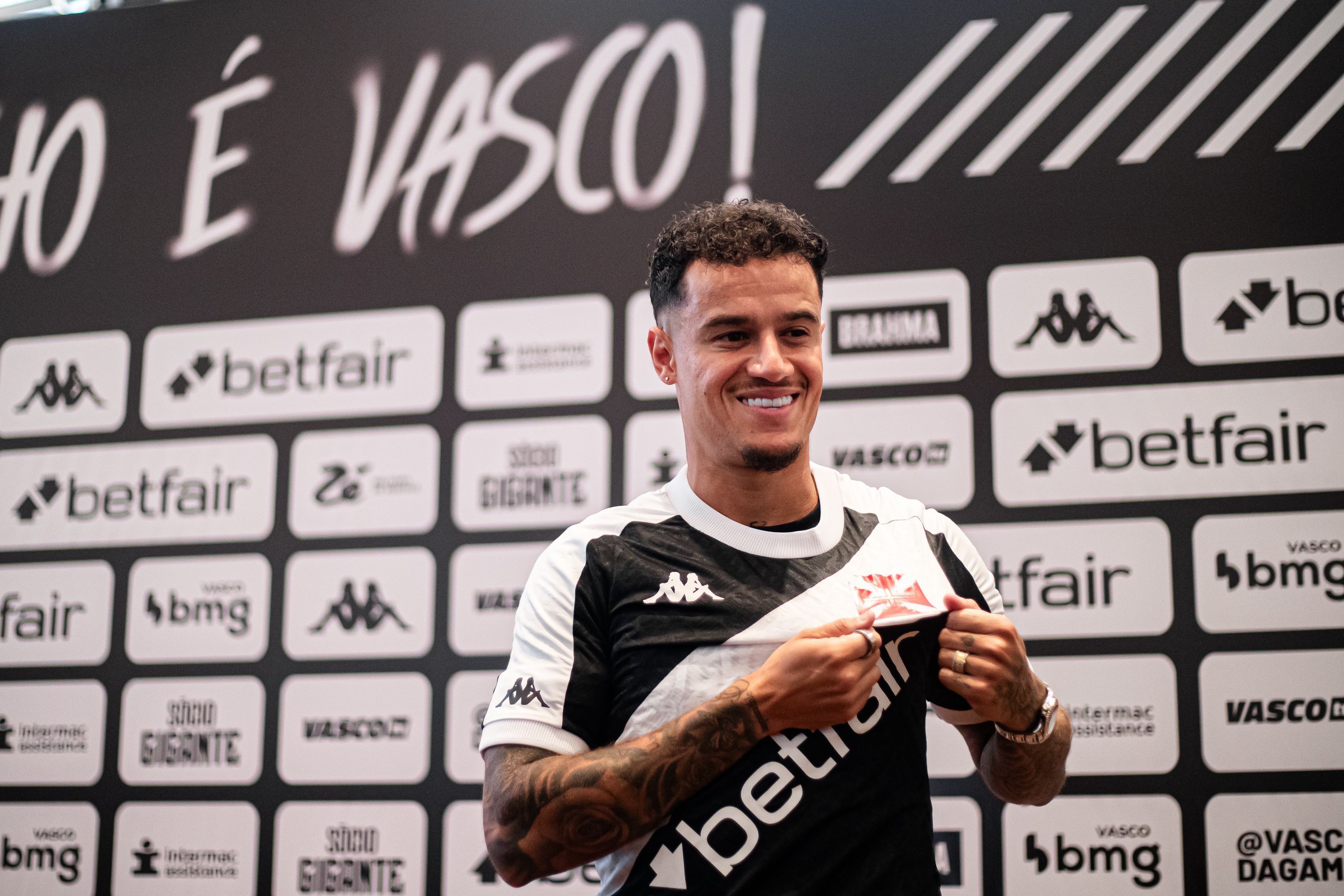 Coutinho é regularizado e já pode ser relacionado para estrear pelo Vasco