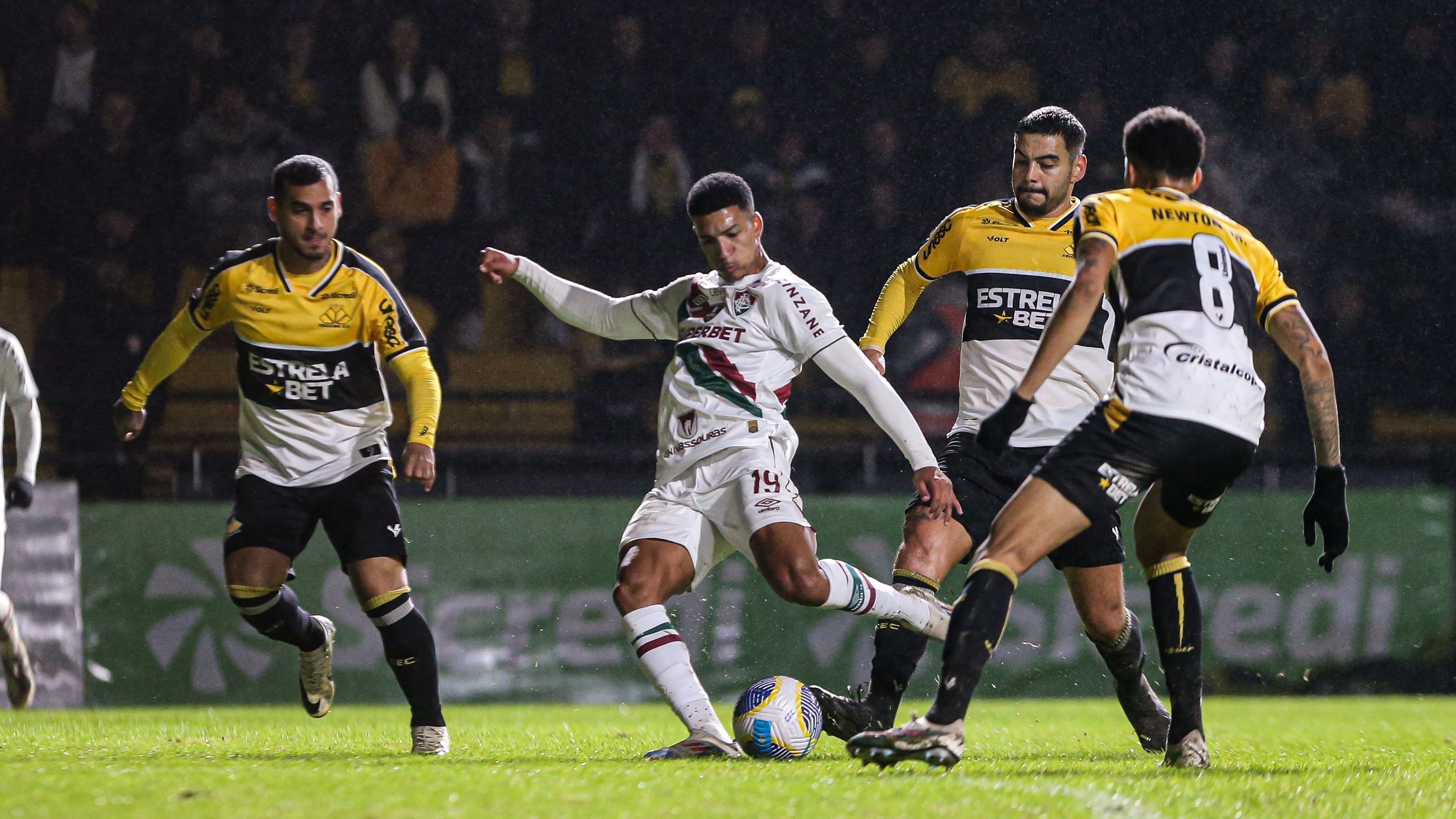 Jovens ganham espaço para ajudar o Fluminense na luta contra o rebaixamento