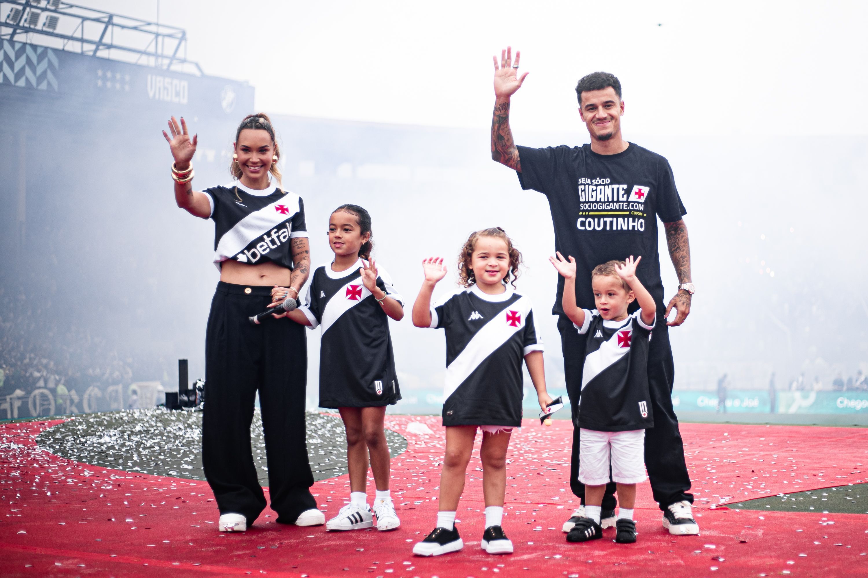Esposa de Thiago Silva reage à apresentação de Coutinho no Vasco