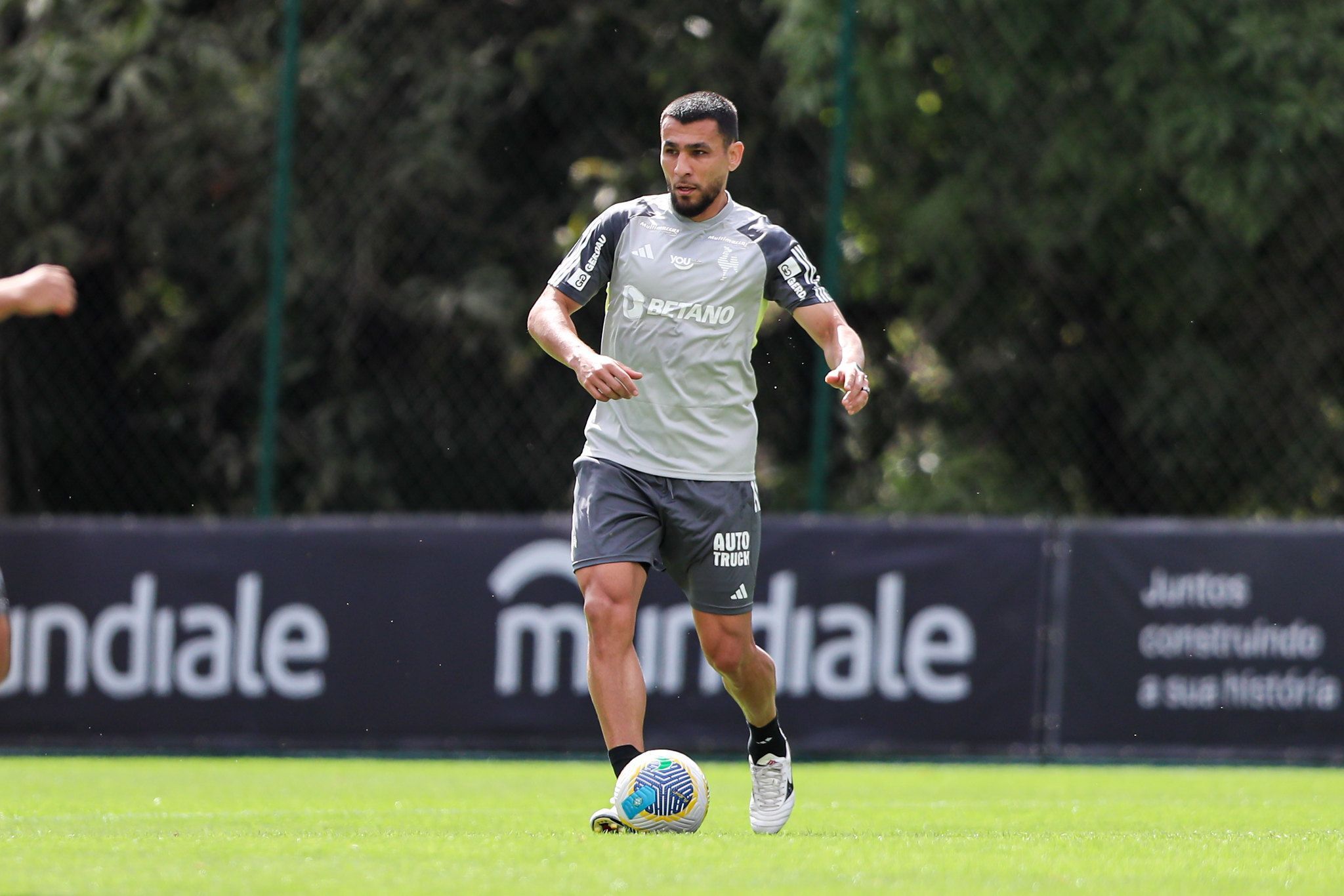 Apresentado no Atlético, Alonso diz se pode estrear contra o Juventude no Brasileiro
