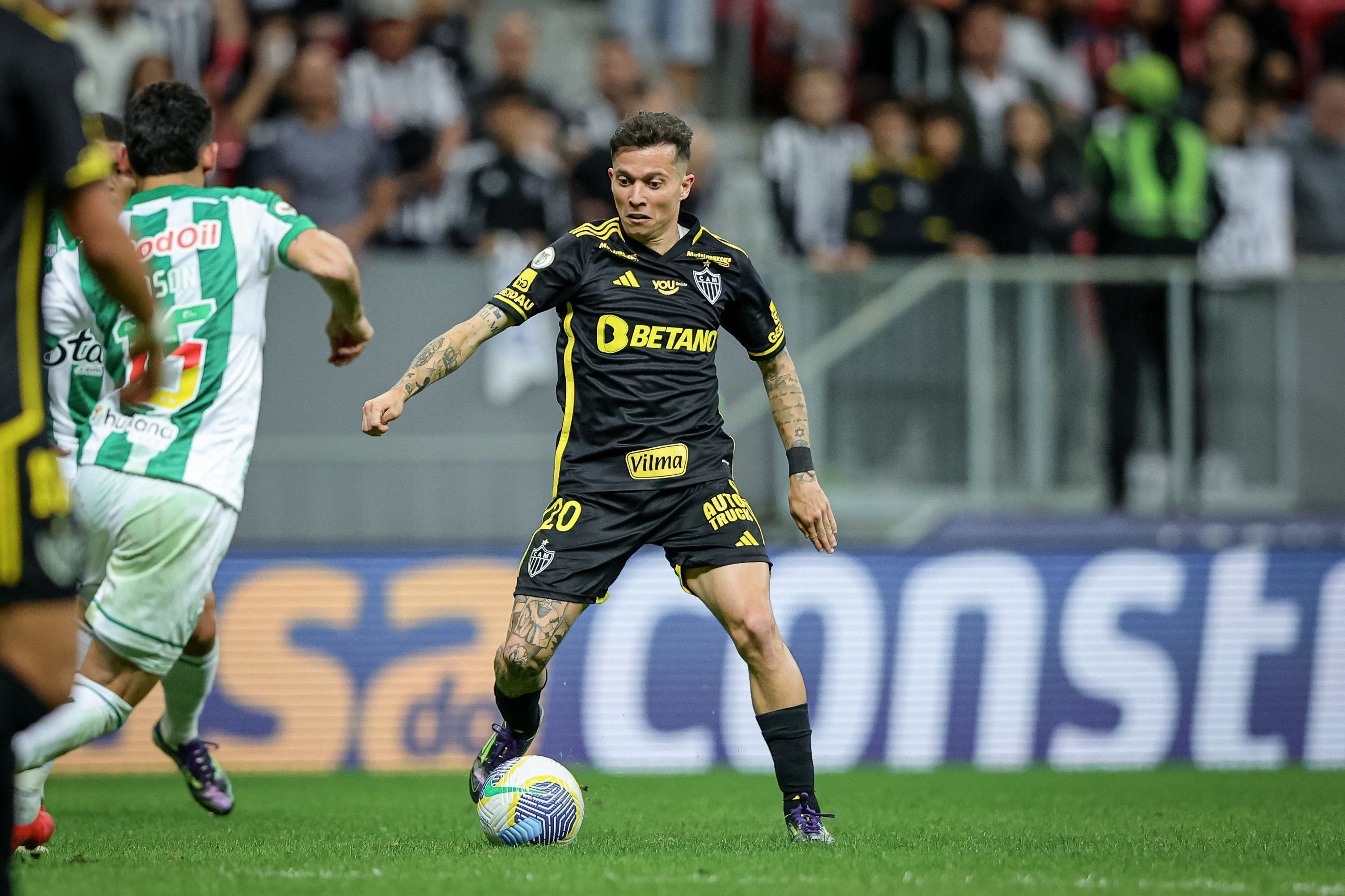 Bernard celebra reestreia pelo Atlético mesmo com 'gosto amargo' por empate