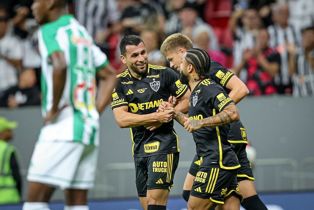 Junior Alonso reestreia pelo Atlético com gol, desgaste e prêmio