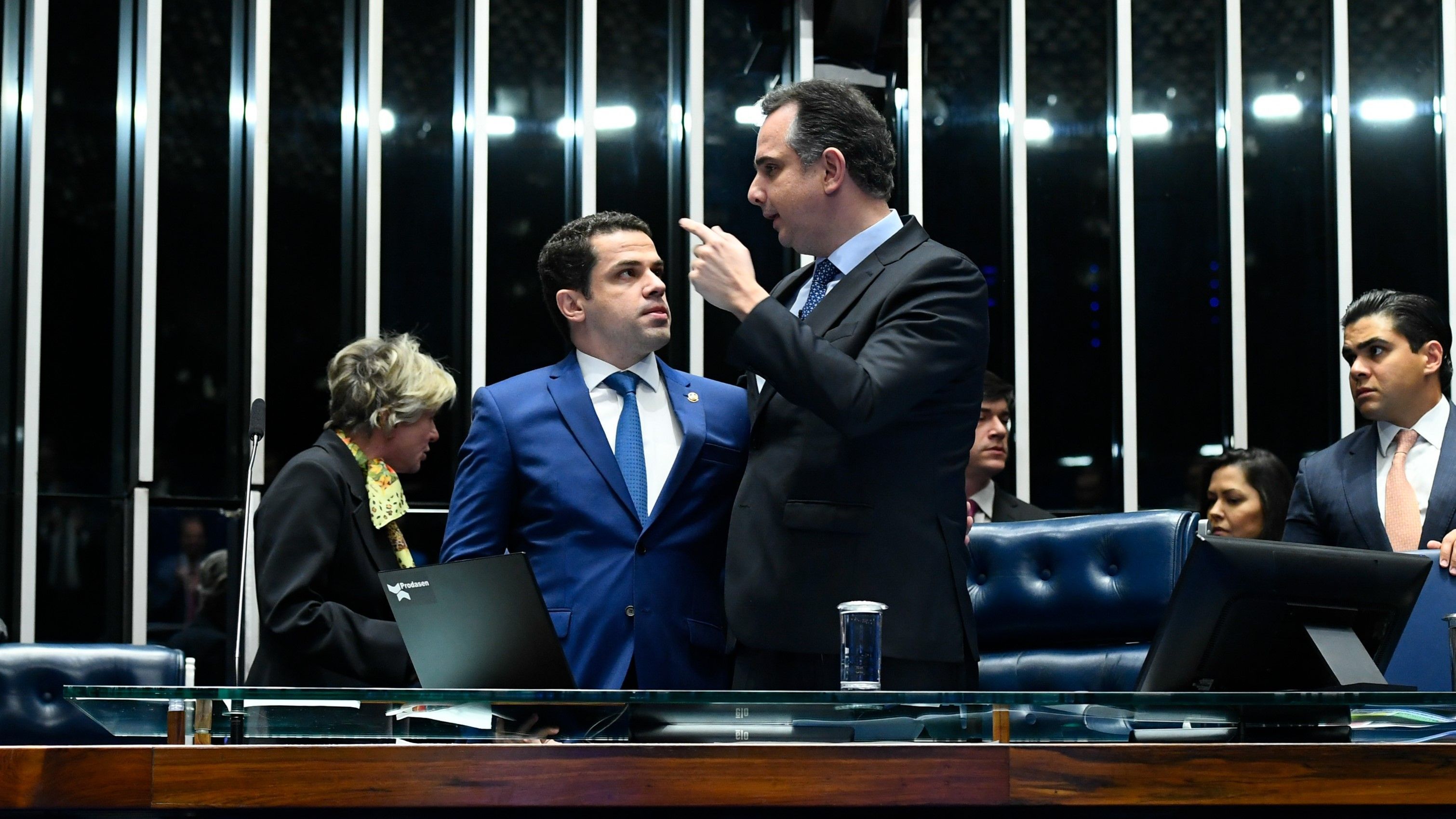 Castellar Neto toma posse no Senado, e Carlos Viana se licencia para disputar prefeitura de BH