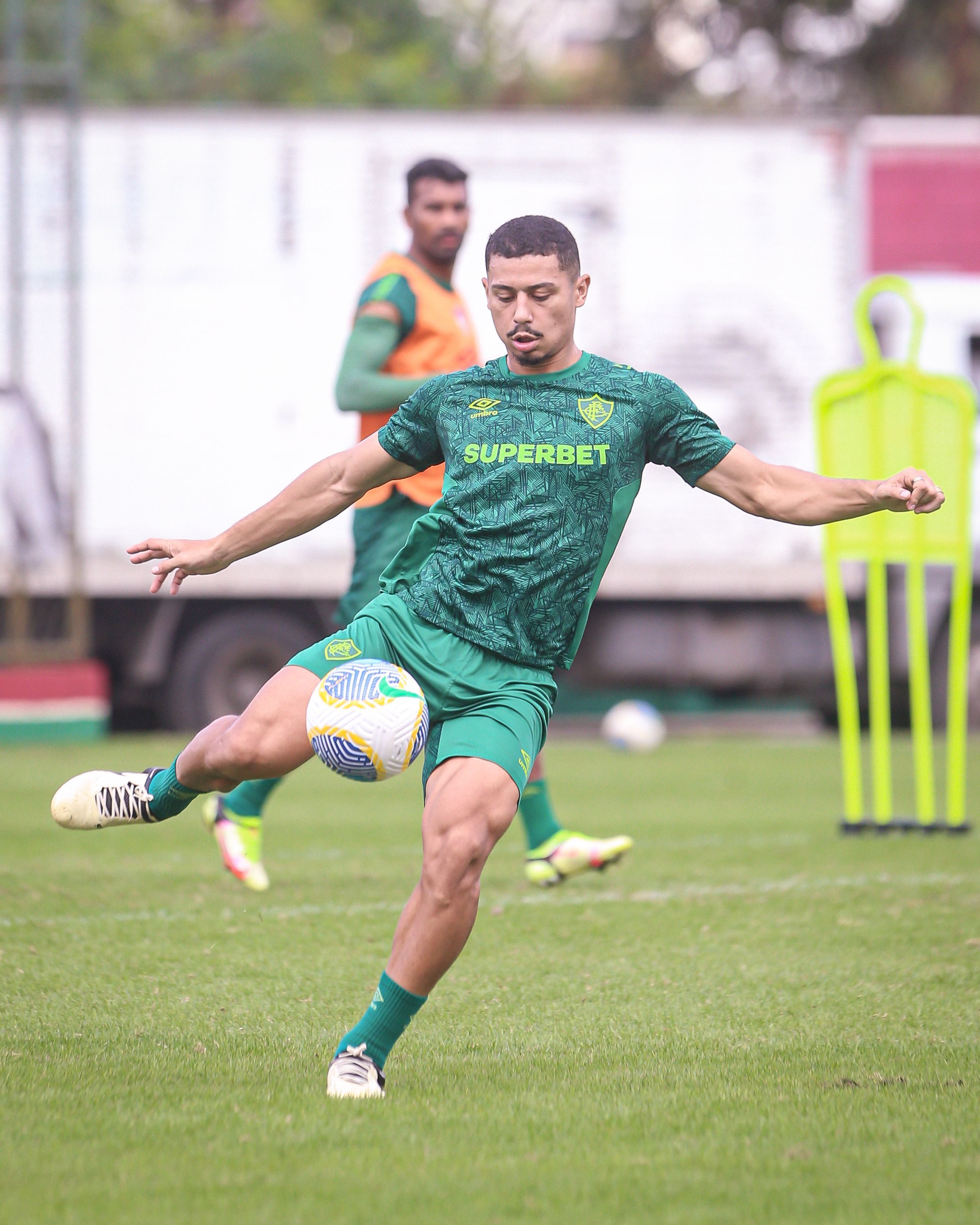 Fluminense e Fulham debatem valores para negociação envolvendo André