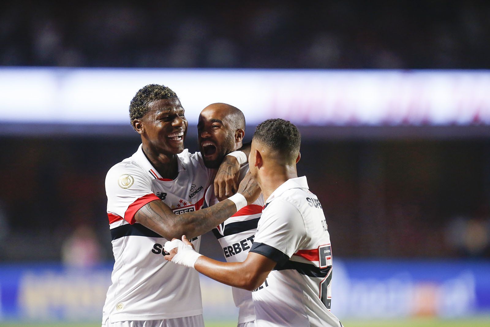 Lucas reage à vitória em jogo tenso do São Paulo contra o Grêmio