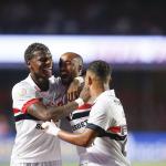 Lucas reage à vitória em jogo tenso do São Paulo contra o Grêmio