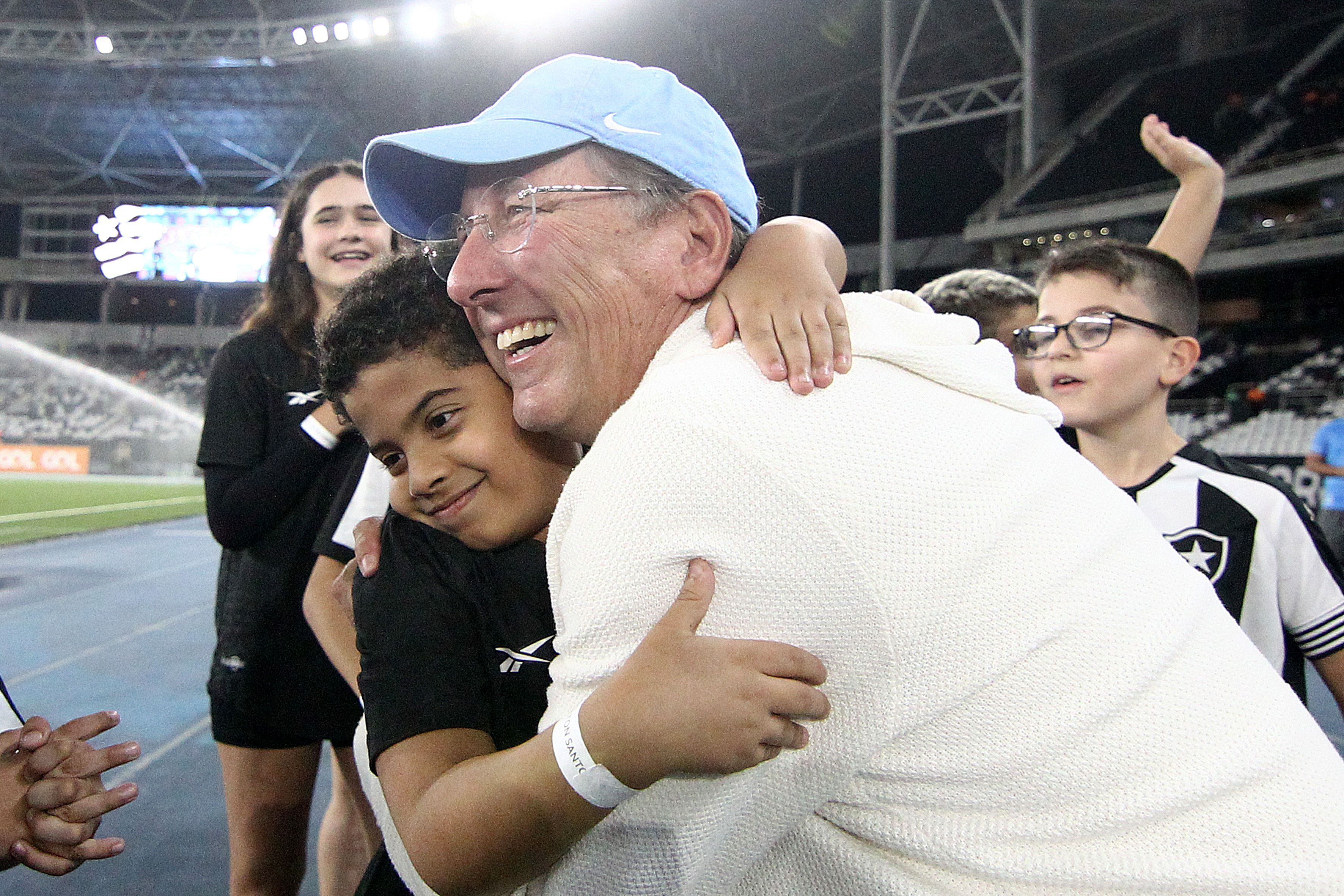 Botafogo lança linha de roupas inspirada em John Textor; veja