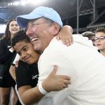 Botafogo lança linha de roupas inspirada em John Textor; veja