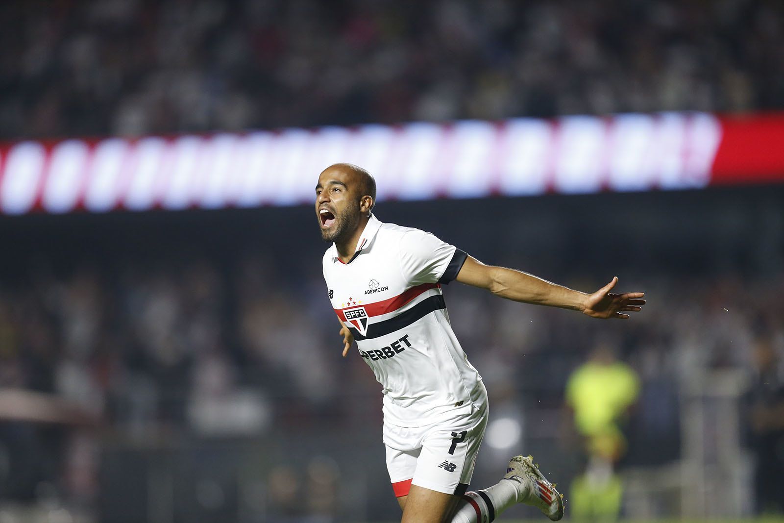 Savinho é cortado, e Dorival promove retorno de Lucas Moura à Seleção Brasileira