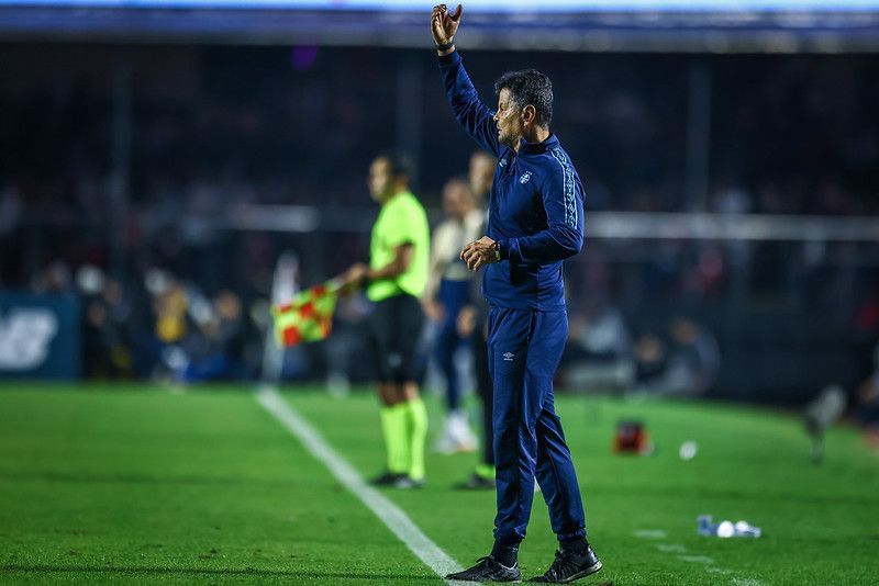 Auxiliar do Grêmio cita melhora e pede apoio após derrota no Brasileiro
