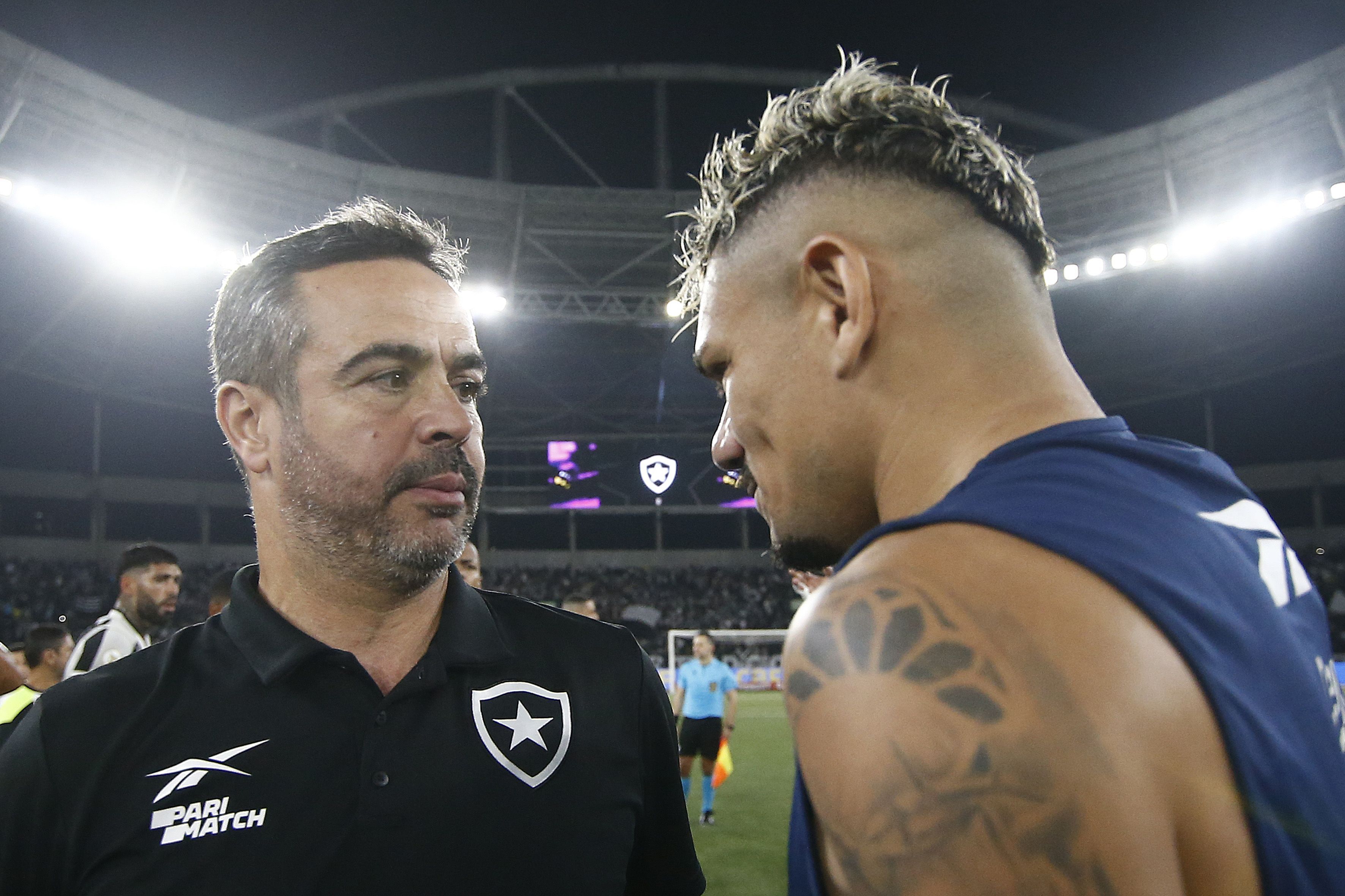 Atuação de Tiquinho Soares faz técnico quebrar protocolo em vitória do Botafogo