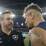 Atuação de Tiquinho Soares faz técnico quebrar protocolo em vitória do Botafogo