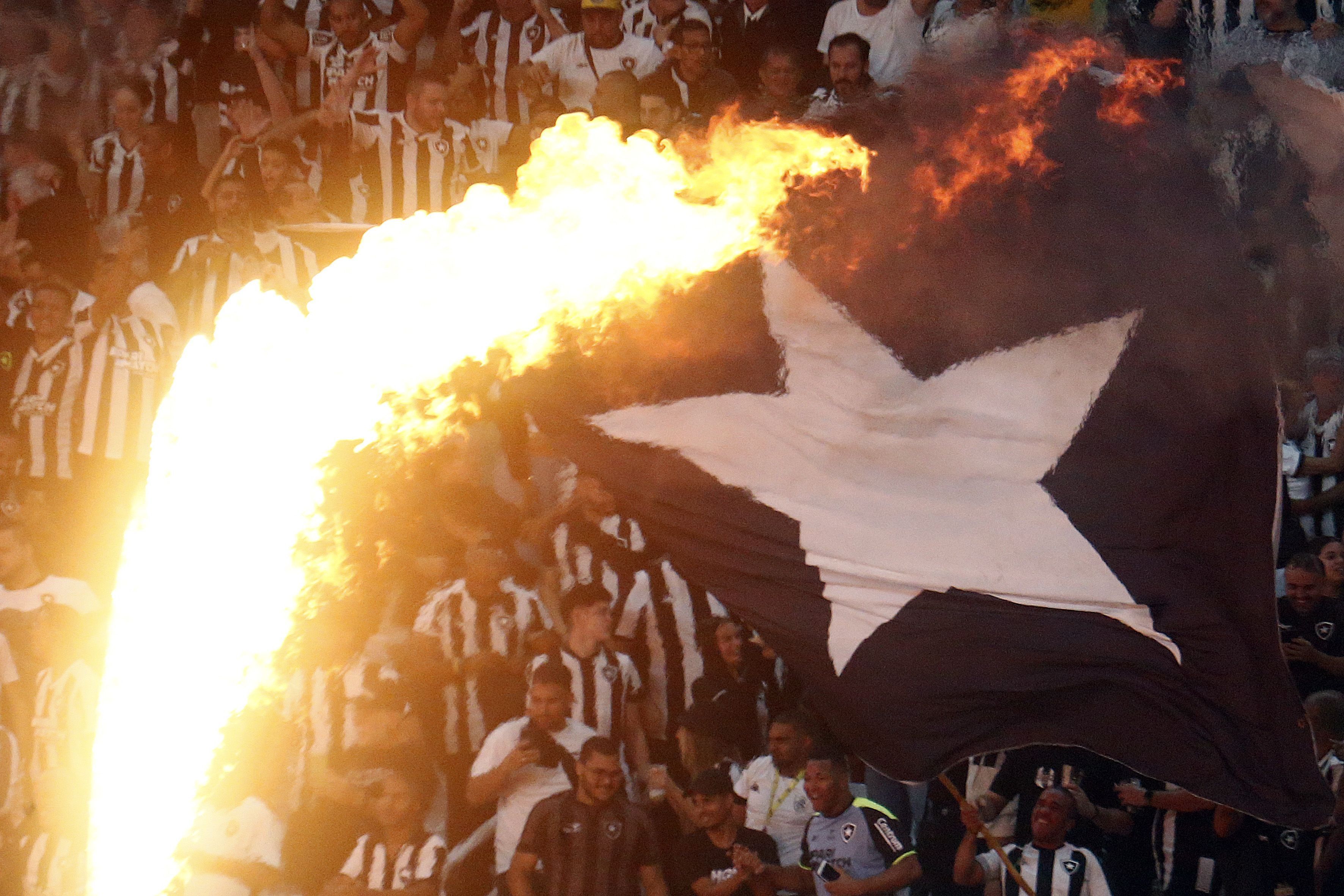 Botafogo tem maior público do ano, e torcida recebe elogios até de Abel Ferreira
