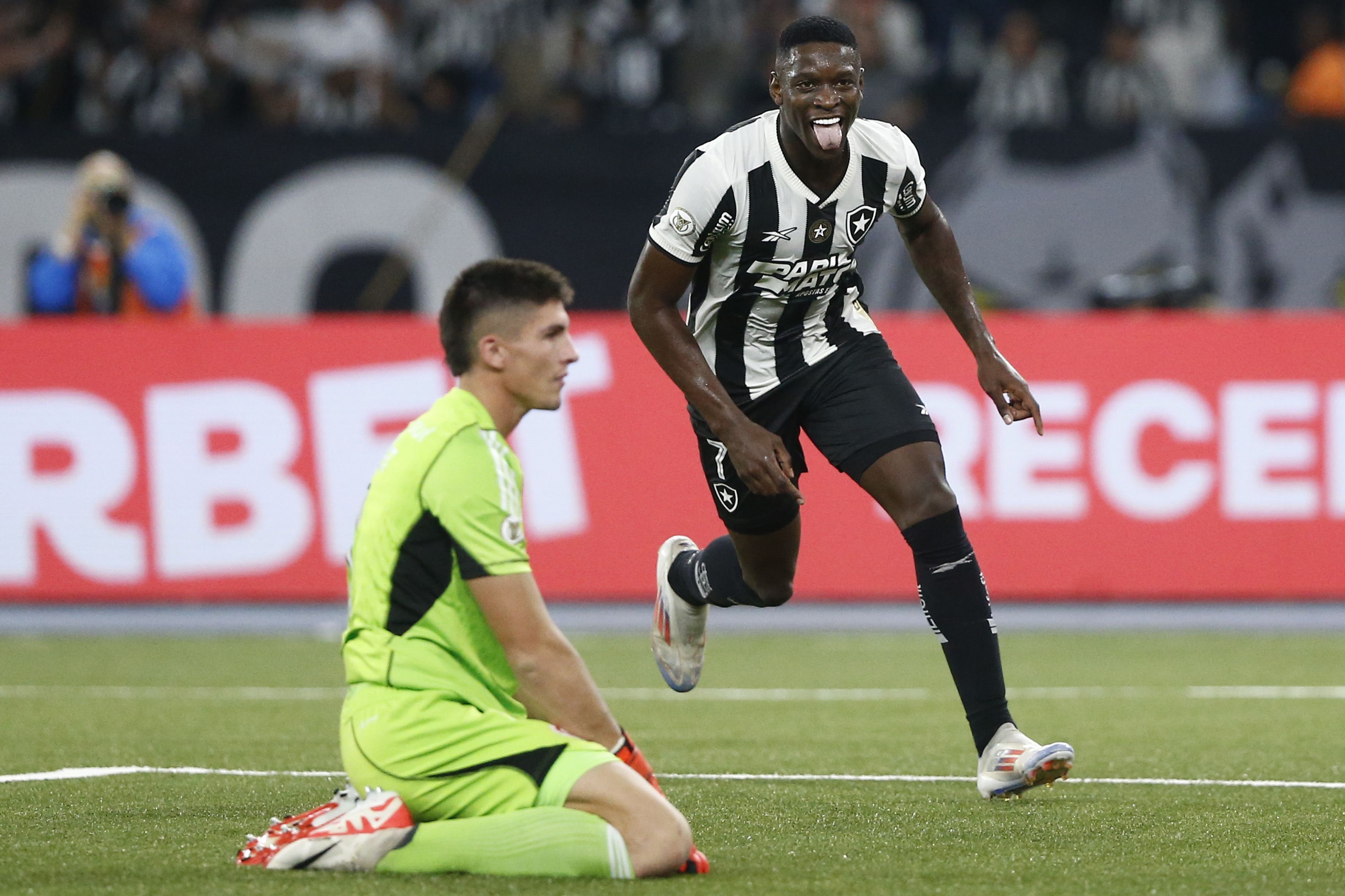 Botafogo vence o Inter e se mantém isolado na liderança do Brasileiro