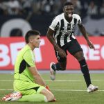 Botafogo vence o Inter e se mantém isolado na liderança do Brasileiro
