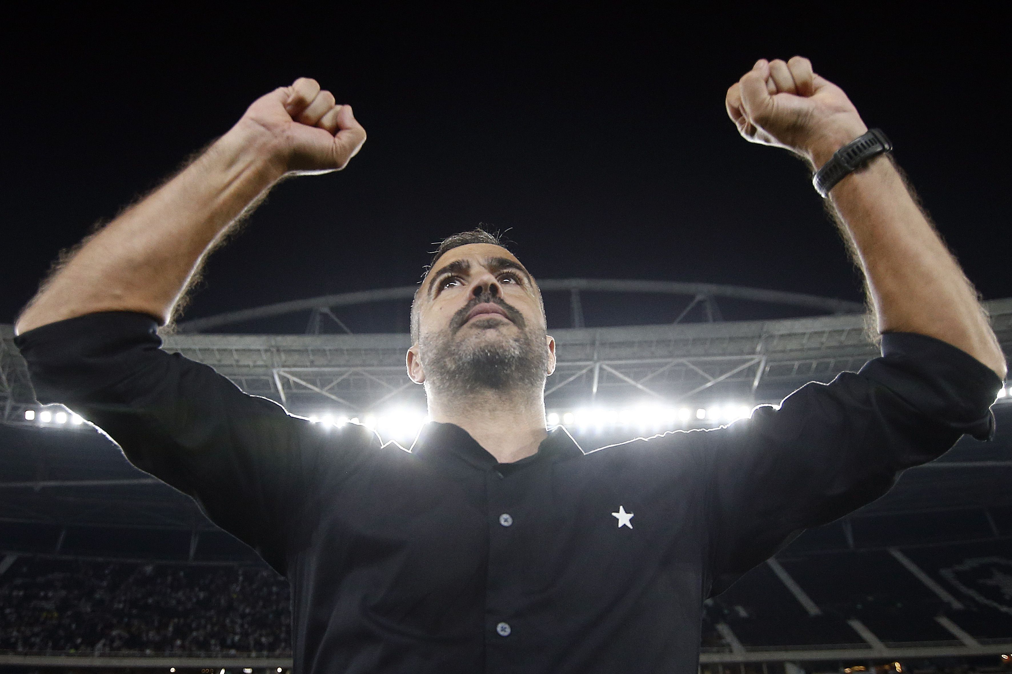 Após vitória do Botafogo, Artur Jorge se irrita e abandona coletiva