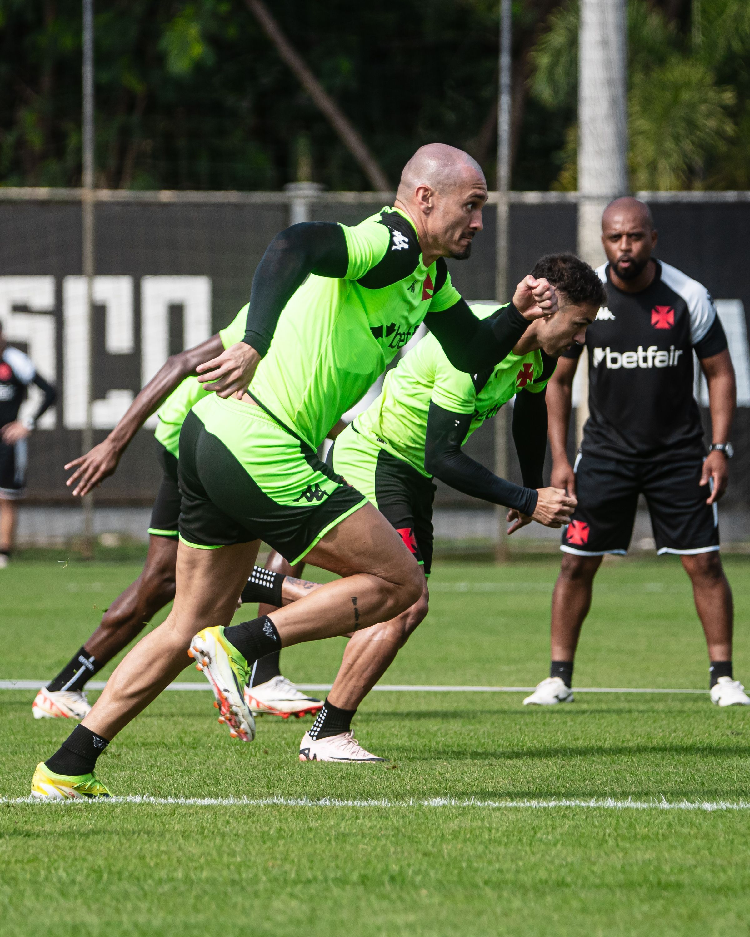 Com desconforto, zagueiro do Vasco pode desfalcar na Copa do Brasil