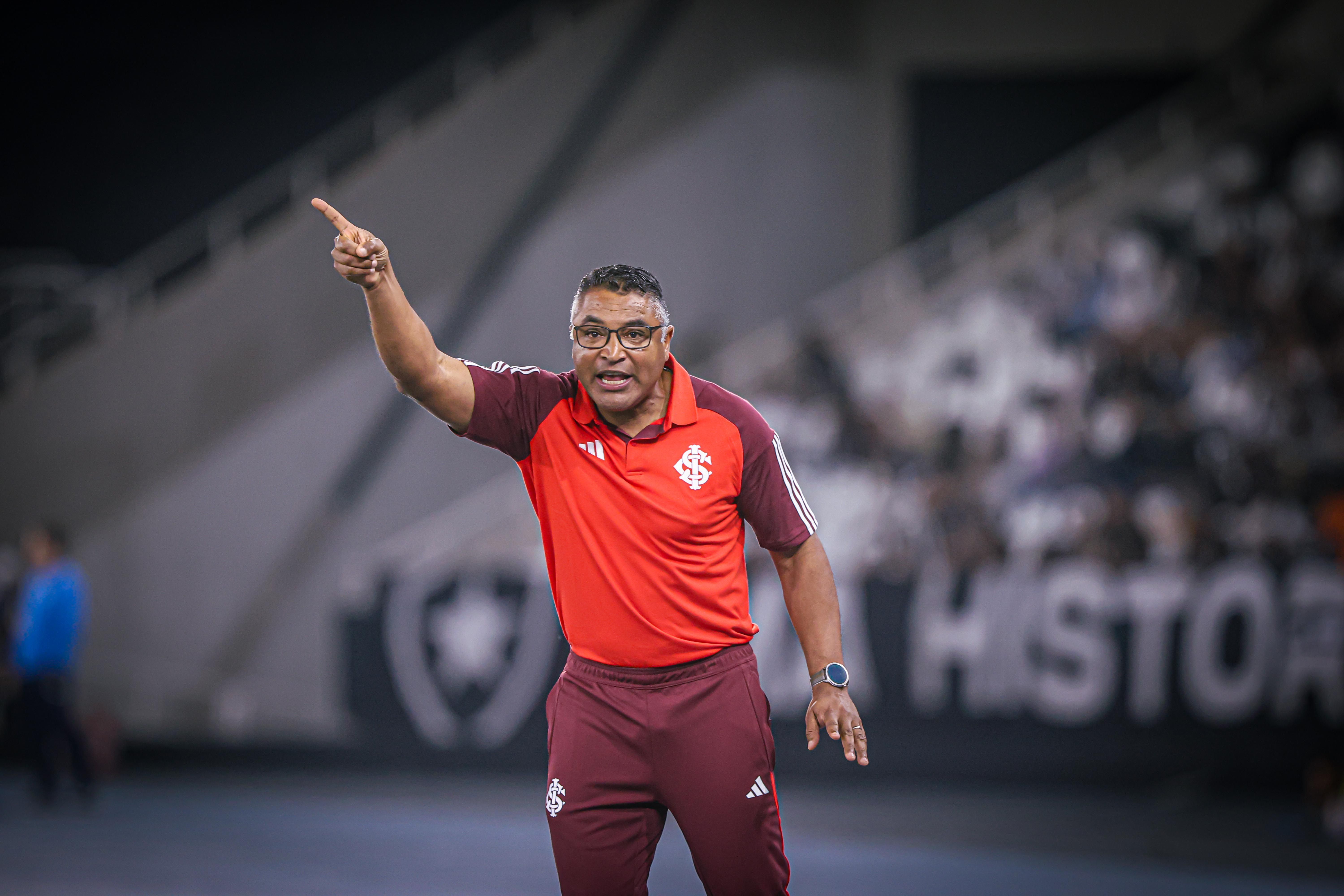 Roger Machado avalia desempenho em estreia com derrota pelo Internacional